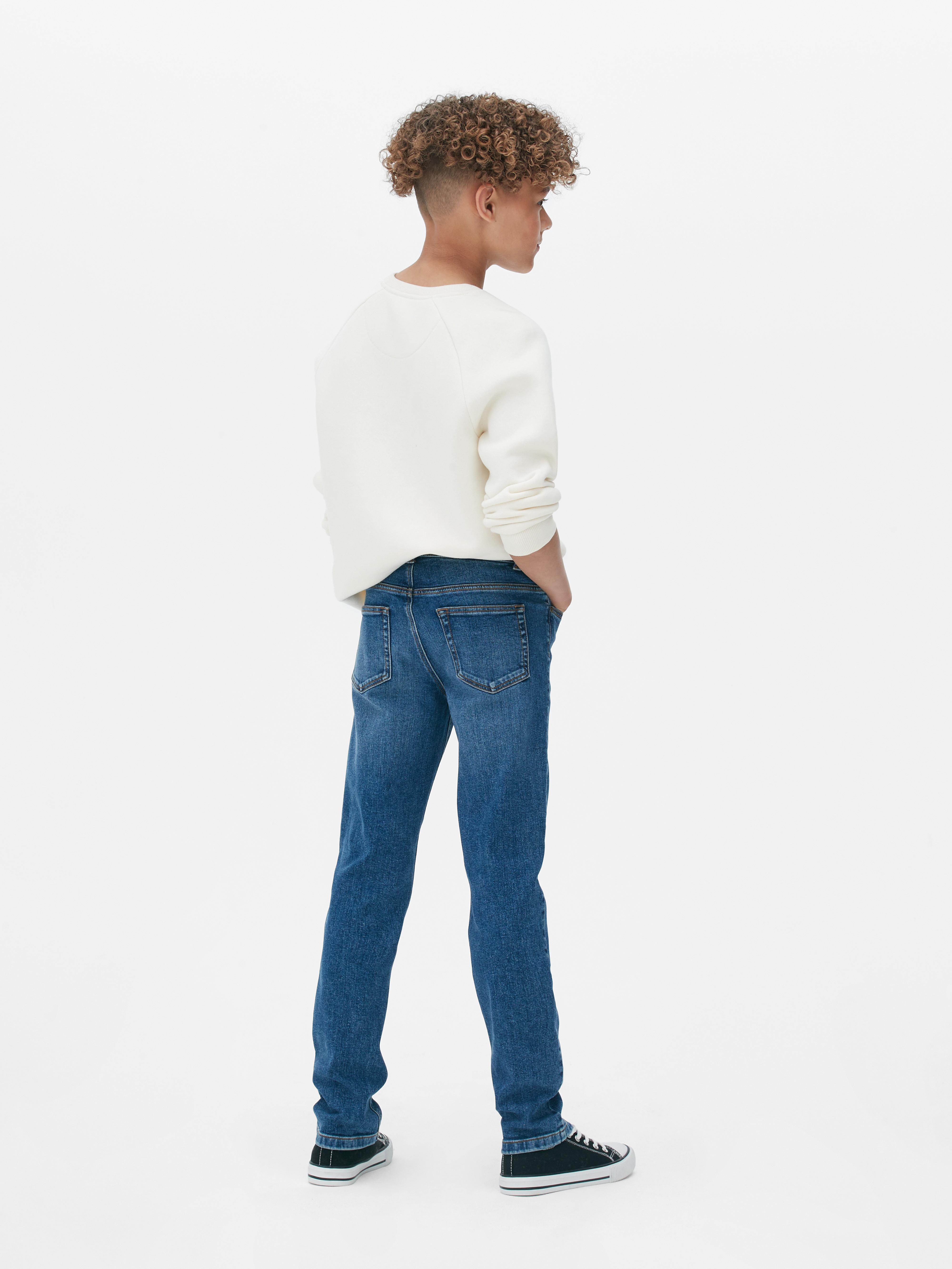 Slim fit farmer fiúknak. Ezek az övbújtatókkal és gombokkal ellátott, slim fit farmerek egy kis pluszt adnak a farmerkollekciónak.