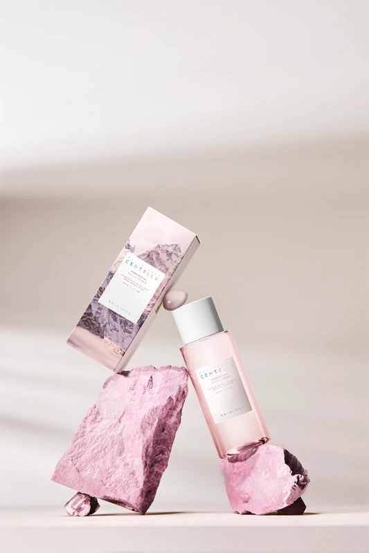 SKIN1004 Poremizing Clear Toner z madagaskarsko centello nežno pilingira kožo, jo zgladi in zmanjša pore.