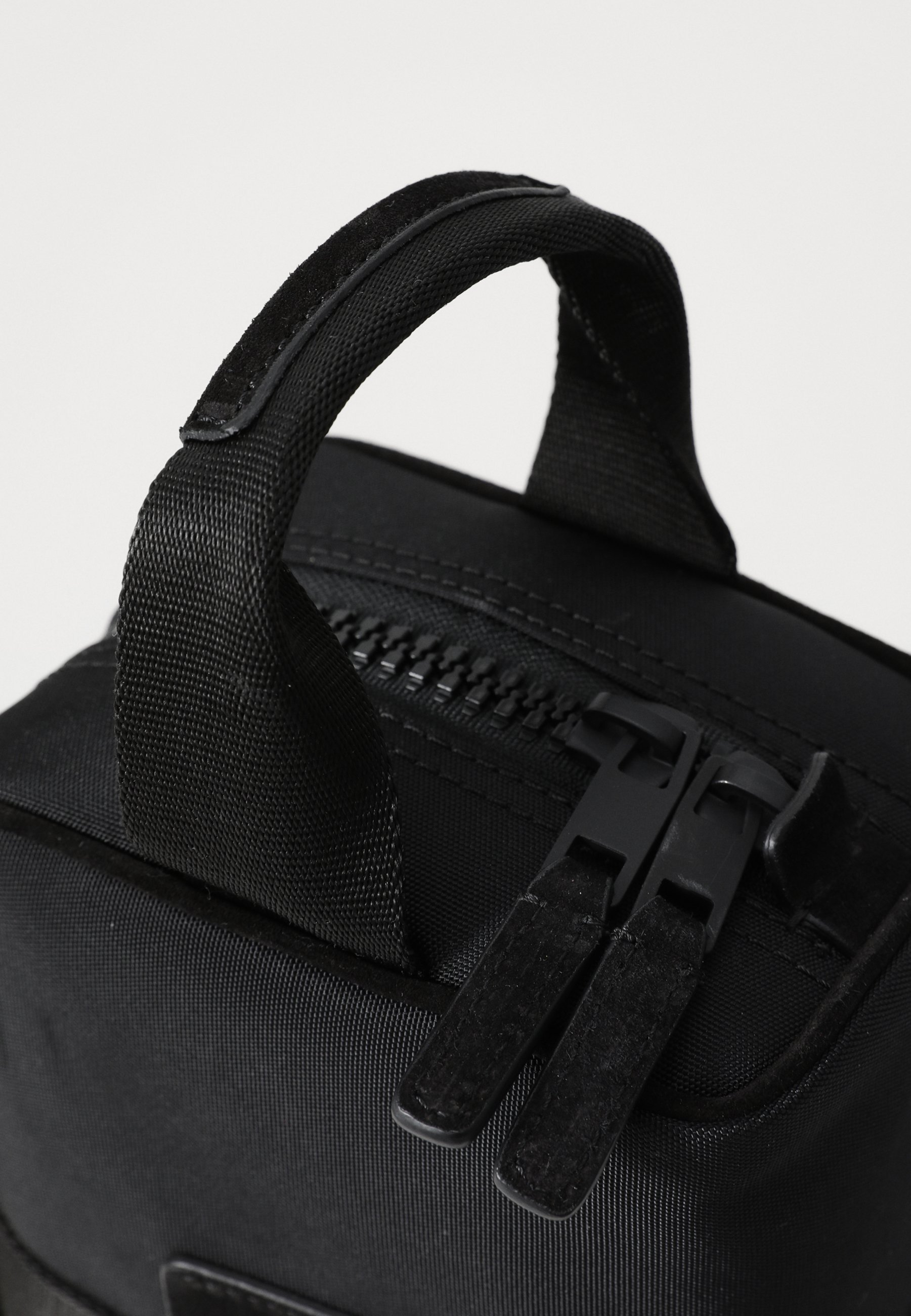 Ferramentas e acessórios de maquiagem MOSCHINO