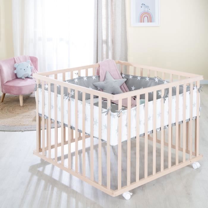 Parque infantil ROBA de 100 x 100 cm con móvil de madera maciza + protector de parque infantil gris estrellado - Altura regulable - Natural