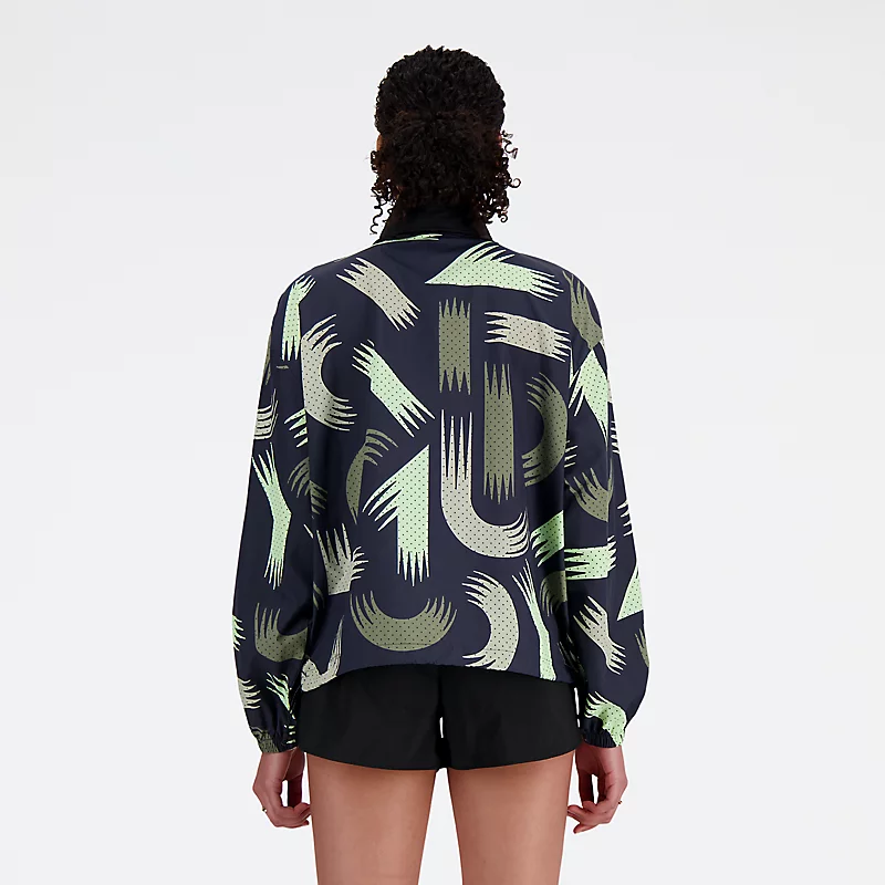 Damska kurtka sportowa NB z nadrukiem London Edition Woven Jacket – CZARNO-WIELOKROTNA