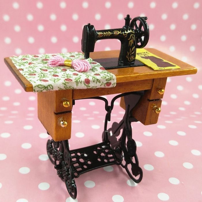 Máquina de coser miniatura vintage, accesorio para habitación, mueble para casa de muñecas a escala 1:12