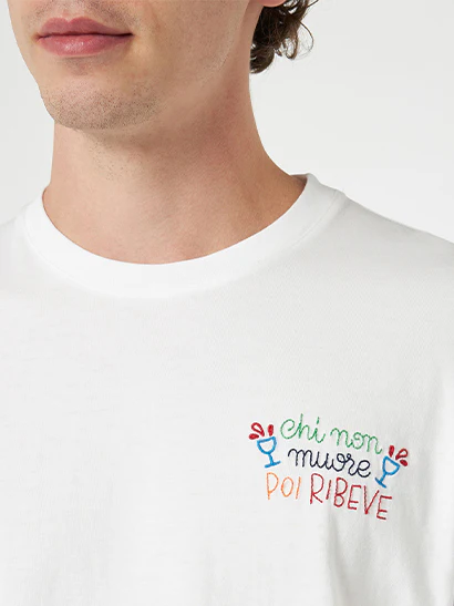 Portofino Special Edition heren T-shirt van biologisch katoen met 'Chi Non Muore Poi Riveve'-borduurwerk, wit, ronde hals, korte mouwen | MC2 Saint Barth