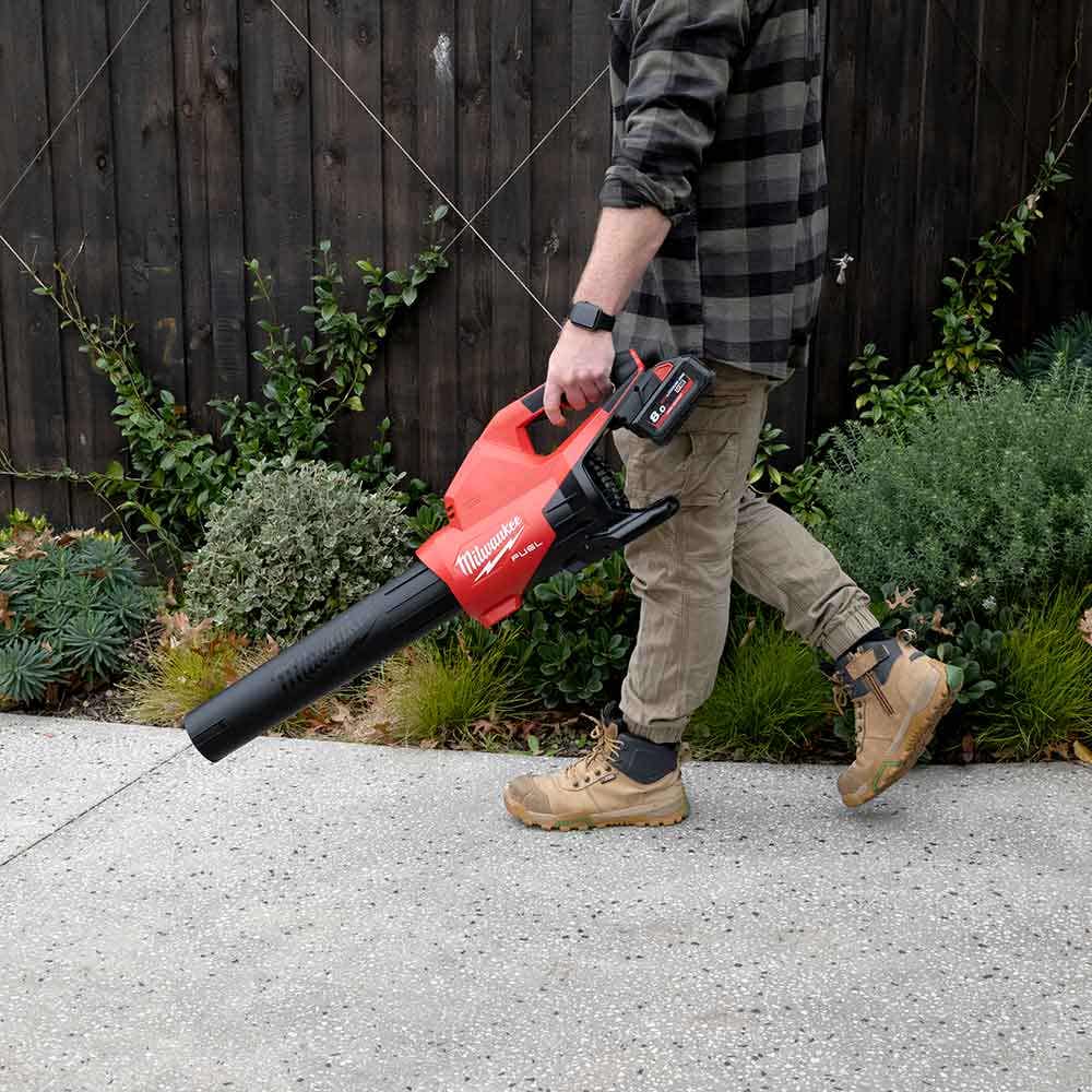 MILWAUKEE 18V FUEL™ Akku-Laubbläser mit zwei M18F2BL0 Akkus