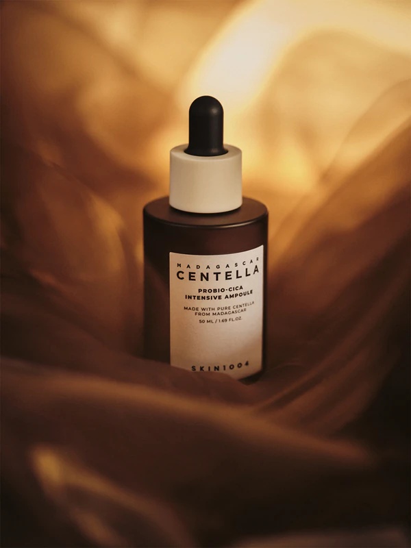 SKIN1004 Pomirjujoči serum z madagaskarsko centello Probio-Cica Intensive Ampoule, ki obnavlja zaščitno pregrado kože.