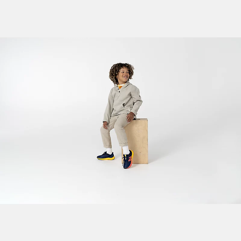 Child Fresh Foam Arishi v4 - Jasny aluminium med cyberlilla og neonrosa