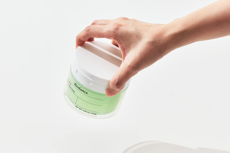 Os discos de tônico facial em gel de alga marinha da Biodance são suaves e tonificantes.