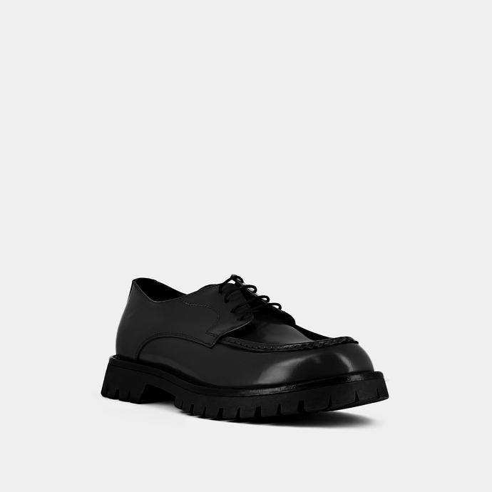 Derbies à lacets et semelles crantées  en cuir glacé noir