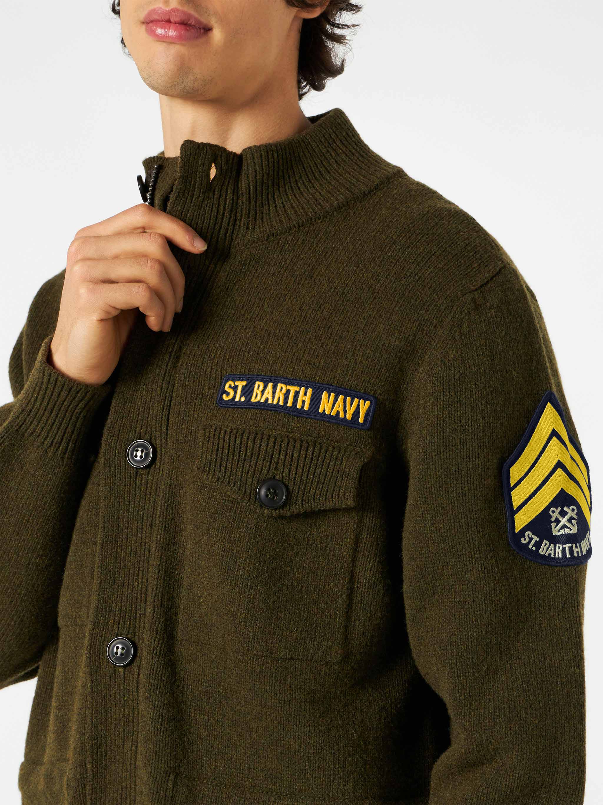 Gestrickte Feldjacke mit Aufnäher