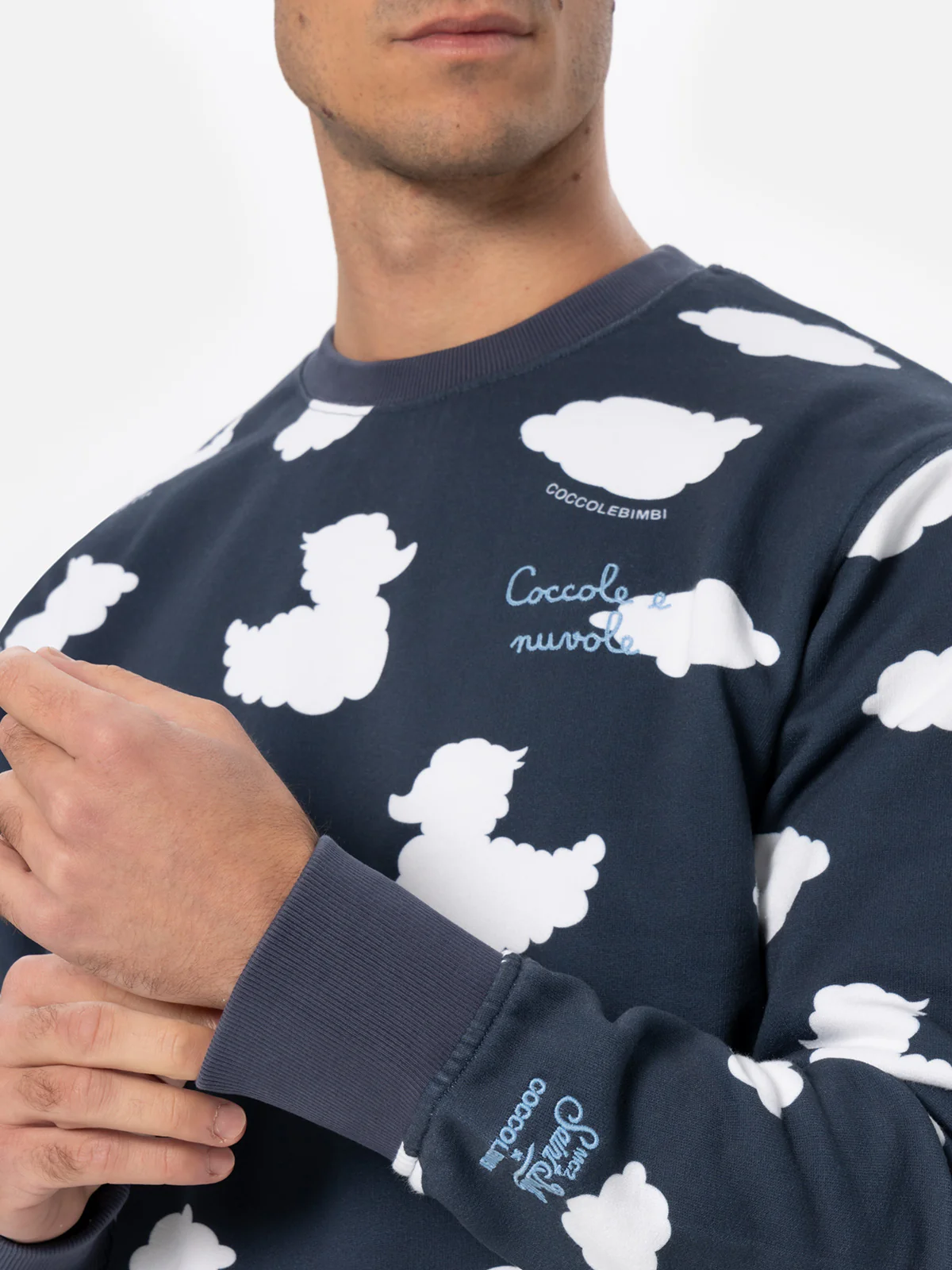 Felpa girocollo blu con ricamo Coccole e nuvole | EDIZIONE SPECIALE CO