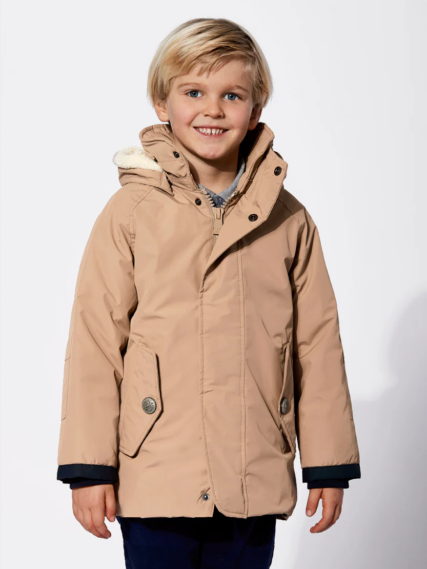 Cortavientos beige con capucha para niños