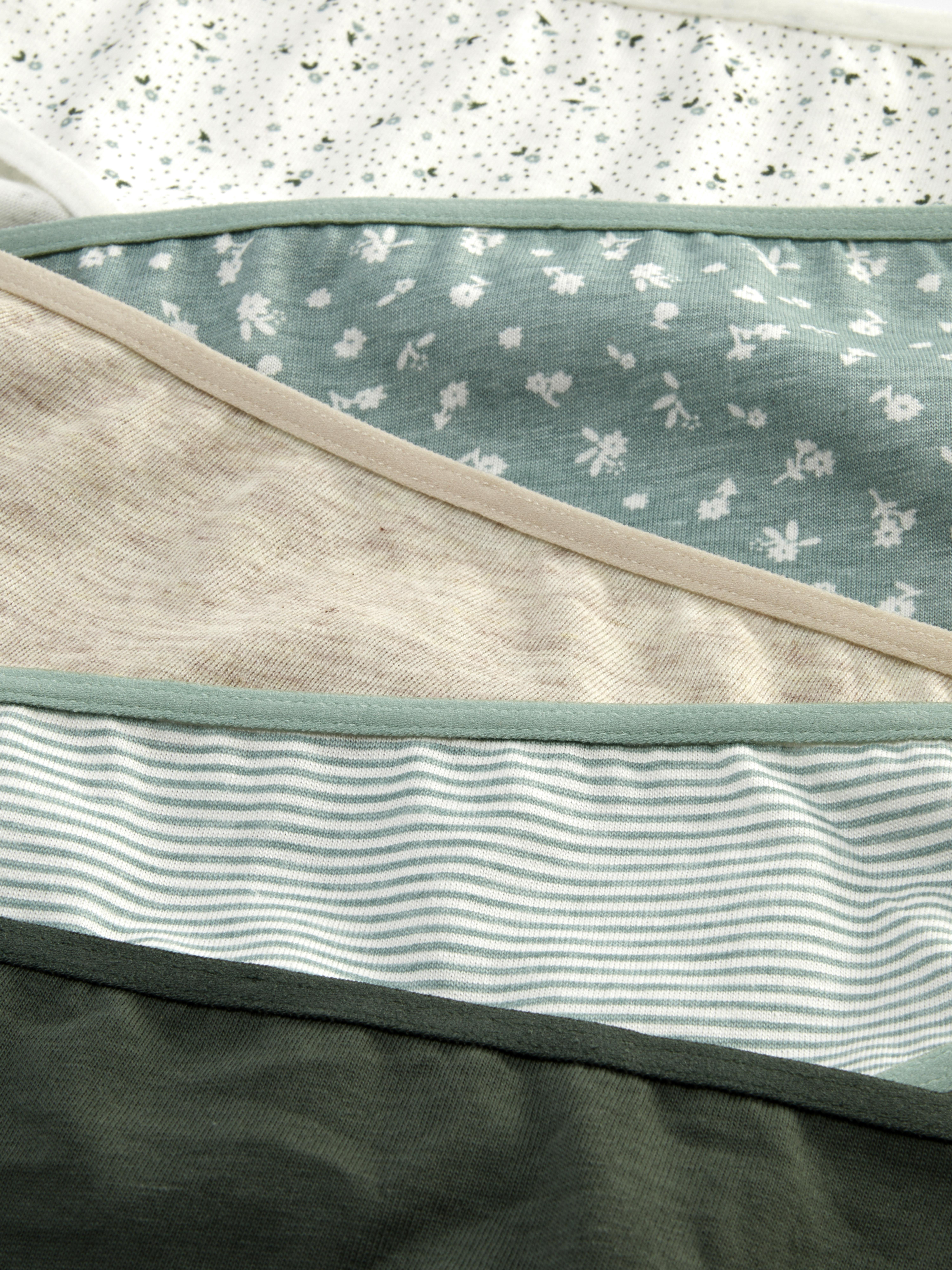 Mini slip fantasia per tutti i giorni, set da 5. Questa confezione multipla di slip basic è stata rinnovata con diverse fantasie.