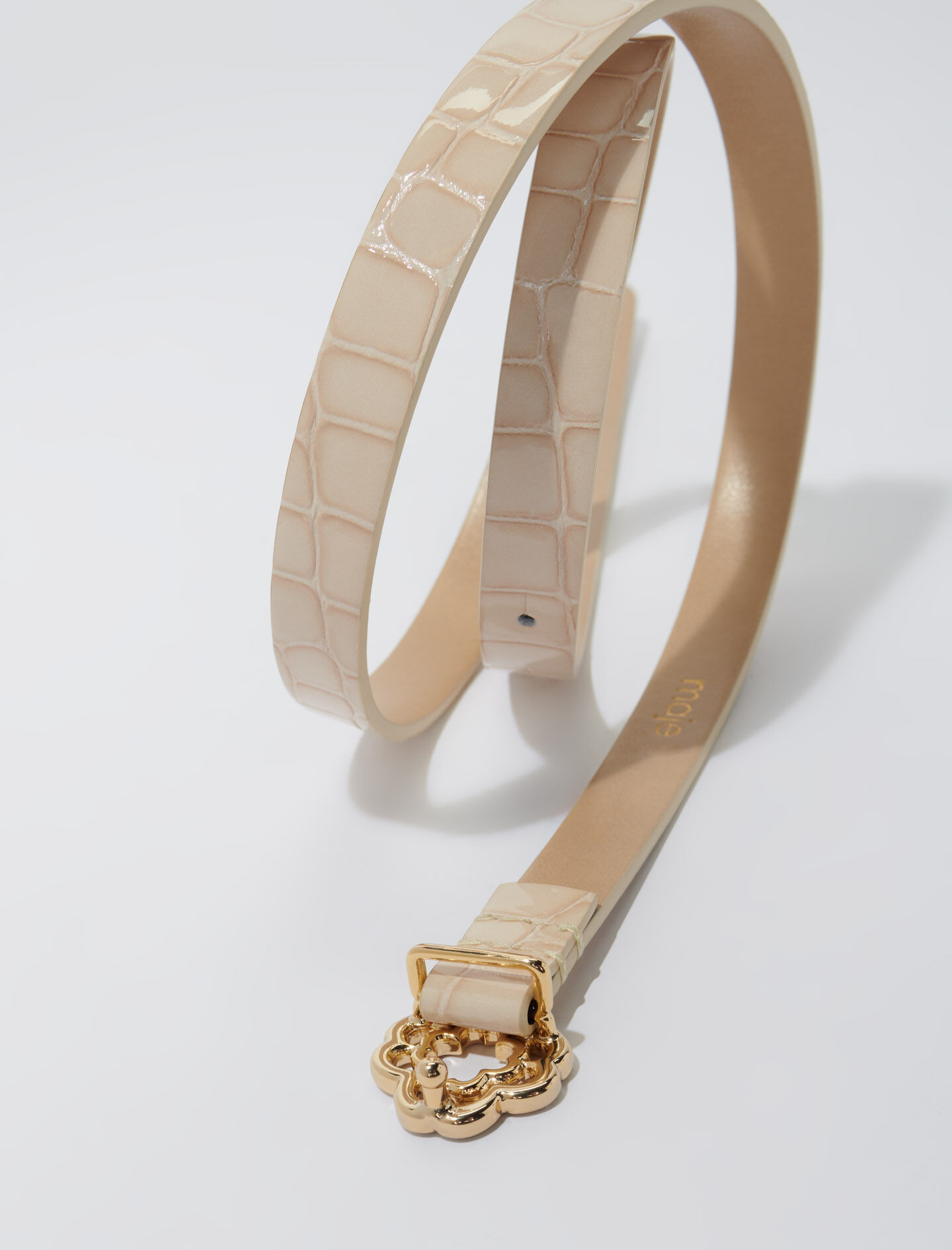Dunne leren riem met klavertje - Glanzend beige
