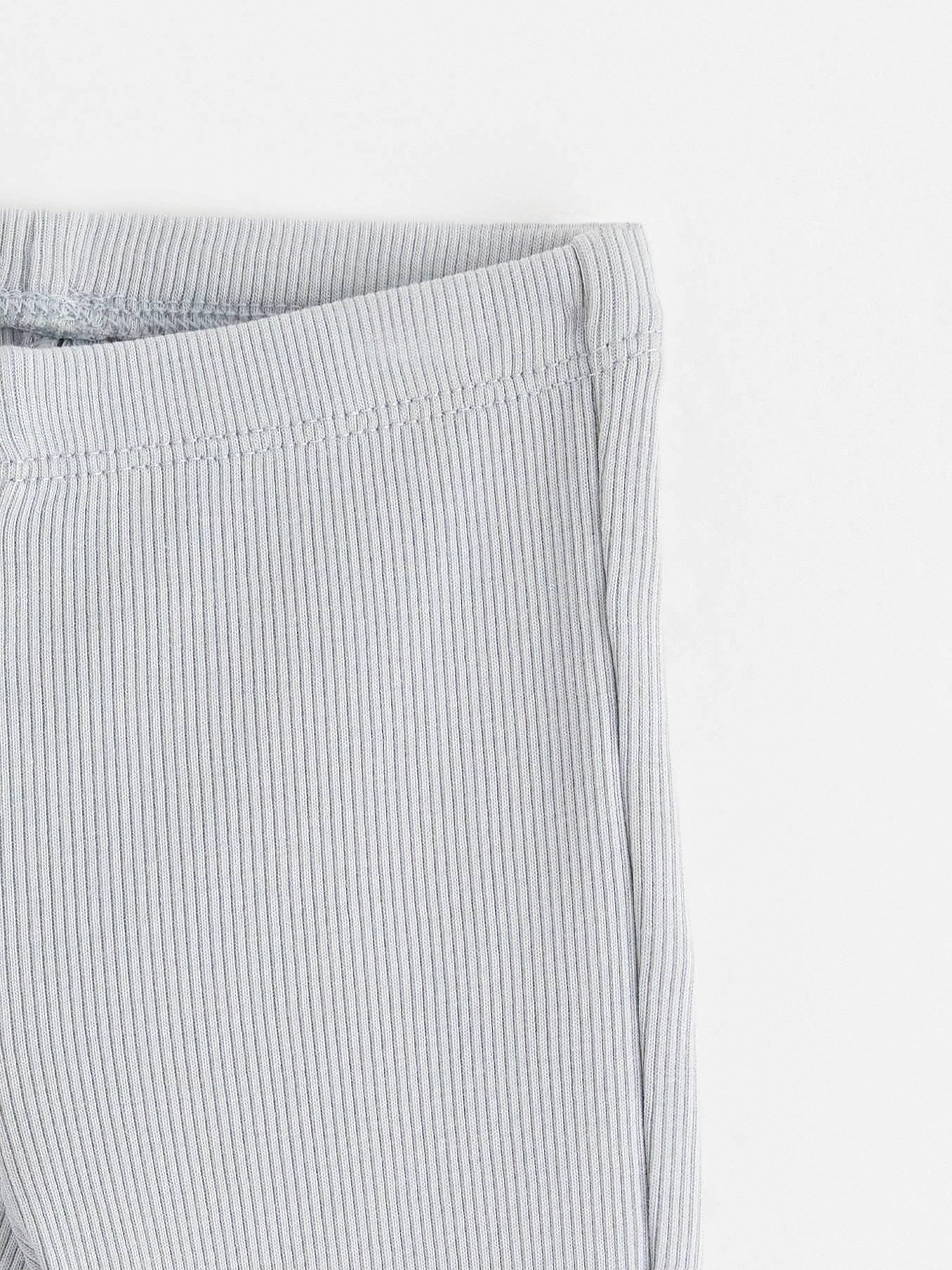 Leggings caneladas azul claro acinzentado