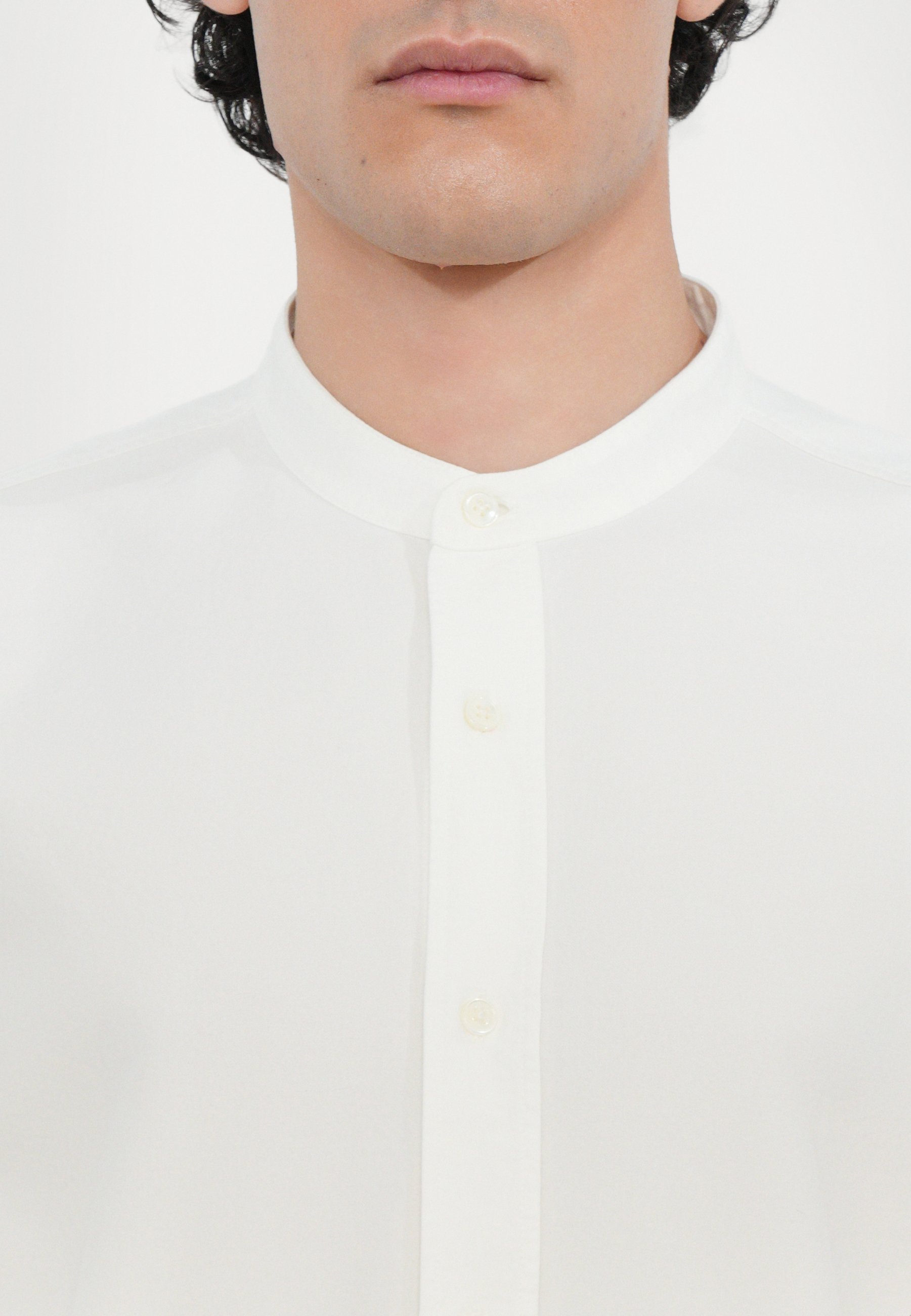 CHEMISE SANS COL FERMÉ - Chemise - blanche