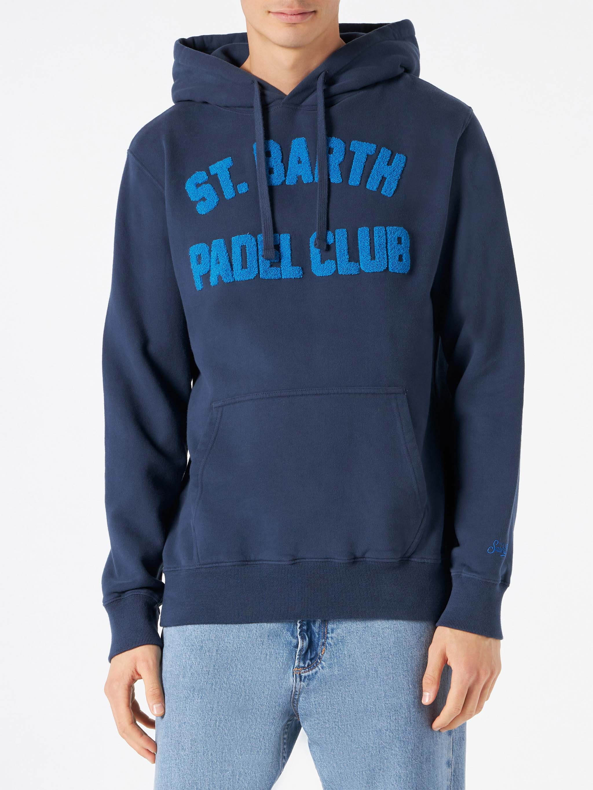 Marineblauwe herentrui met capuchon en print.