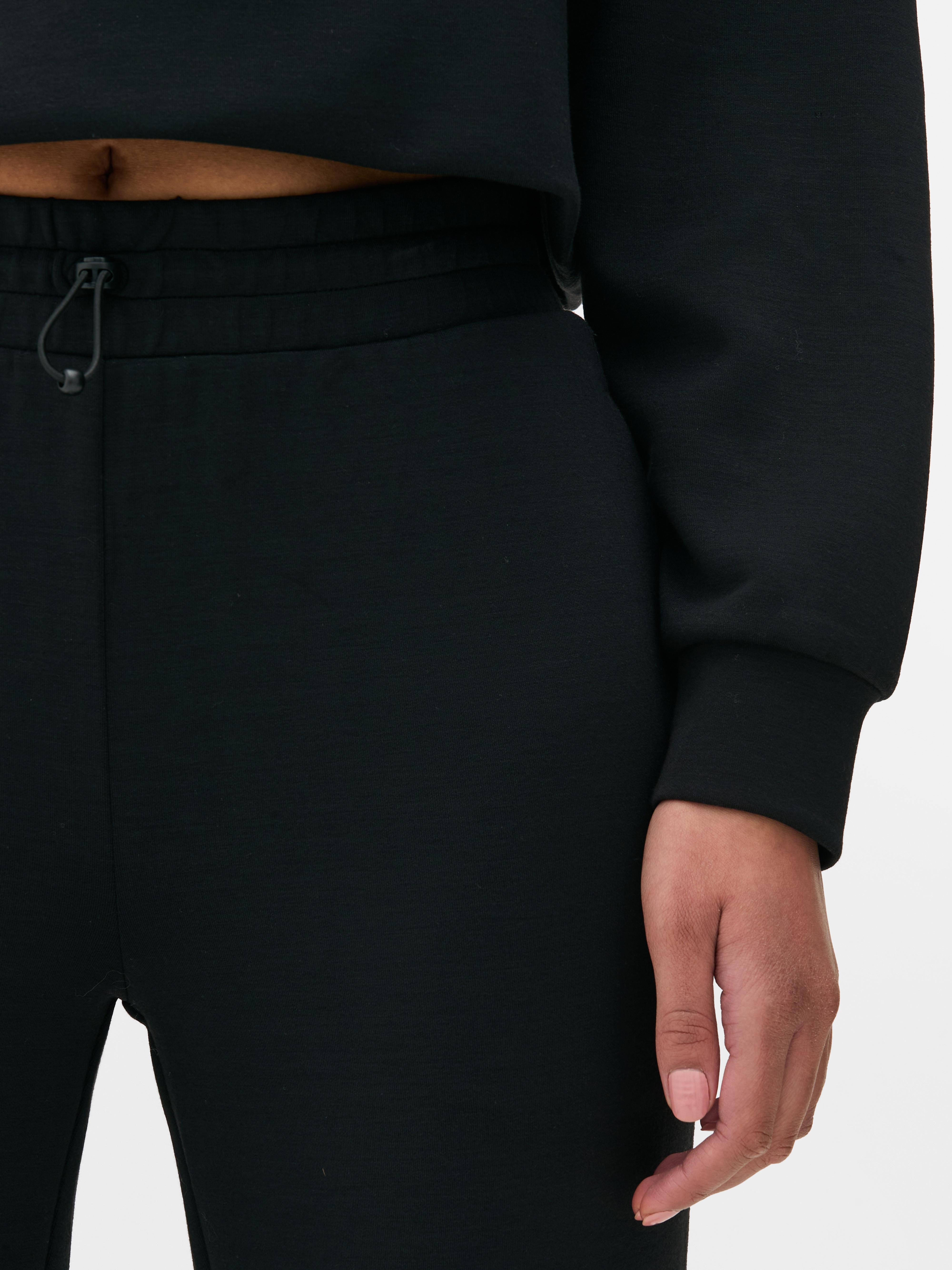 Pantaloni de trening moi, cu croială largă, cu talie reglabilă și închidere tip șnur