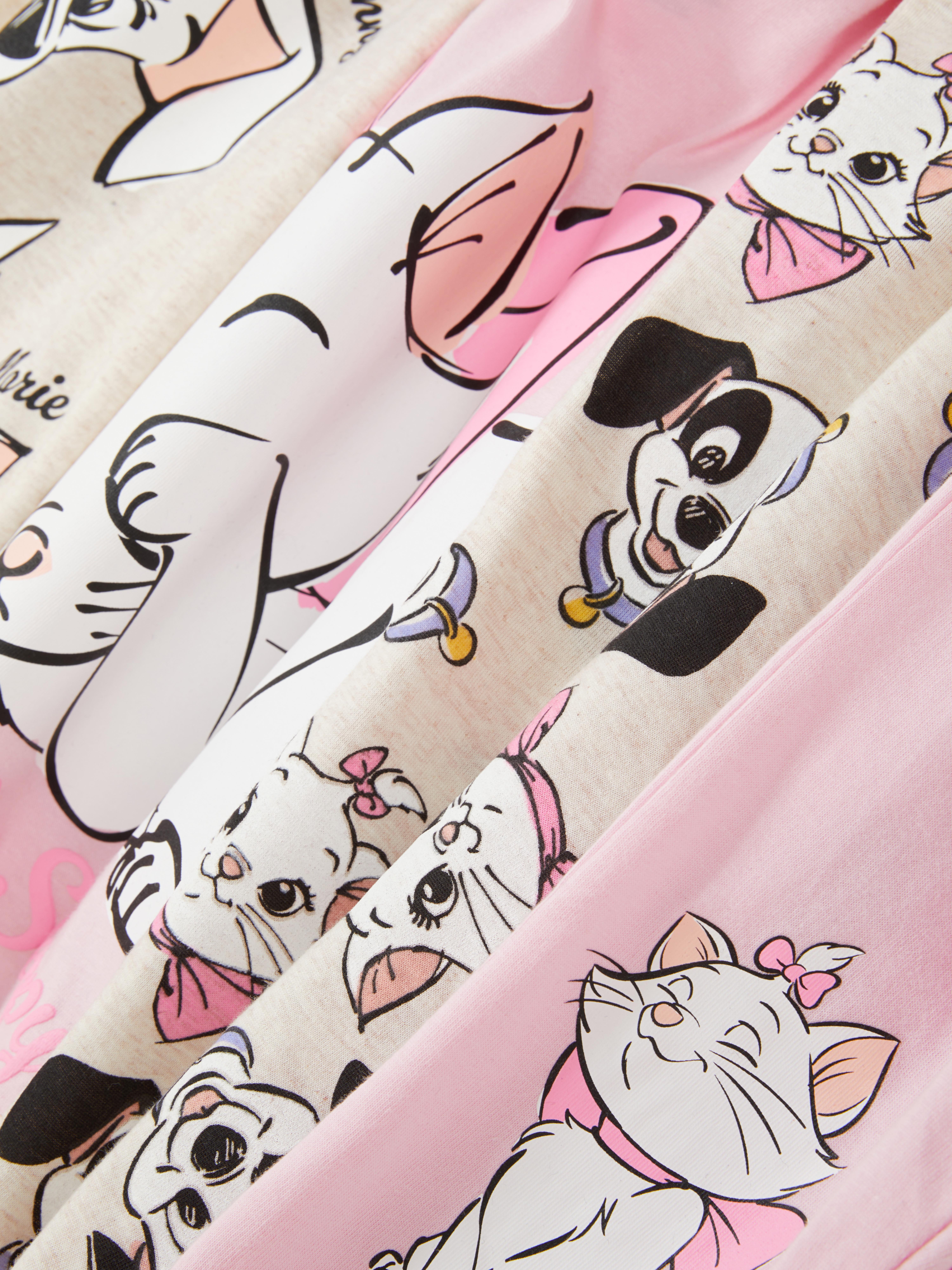 Pijamale lungi Disney Classics, set de 2. Două pijamale cu un top cu mânecă lungă și pantaloni cu personaje Disney.