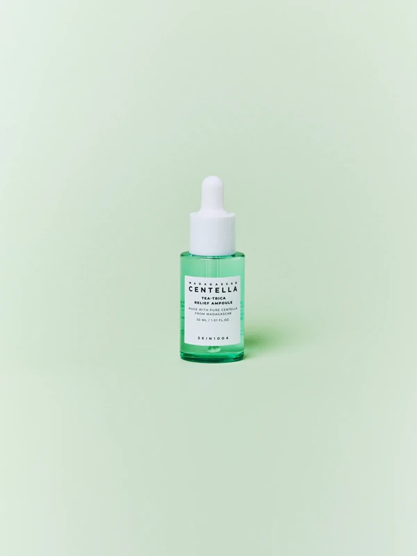 SKIN1004 Pomirjujoč serum za obraz z madagaskarsko centello in čajem Trica Relief Ampoule za problematično kožo