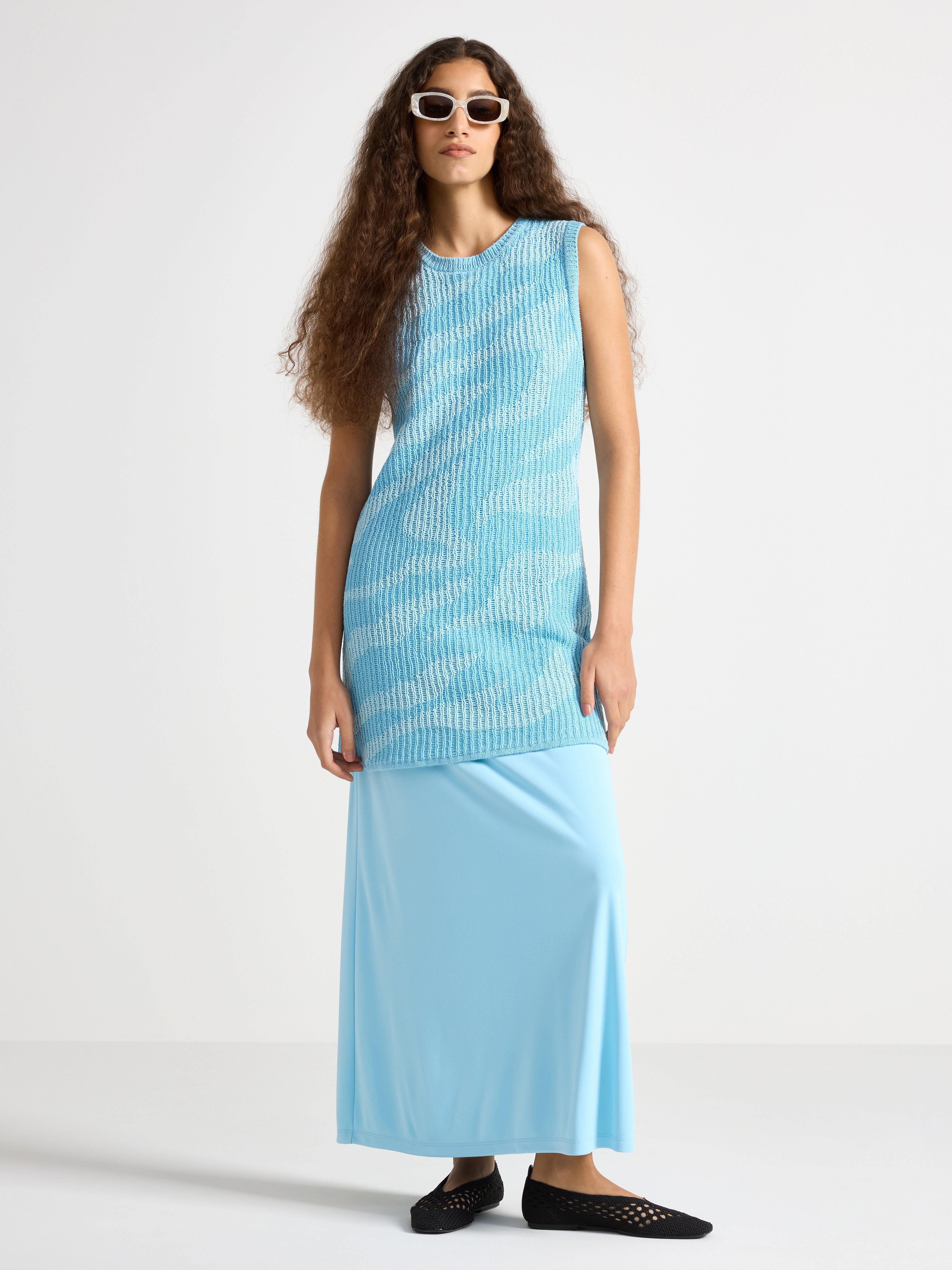 Vestido curto de tricô azul claro acinzentado