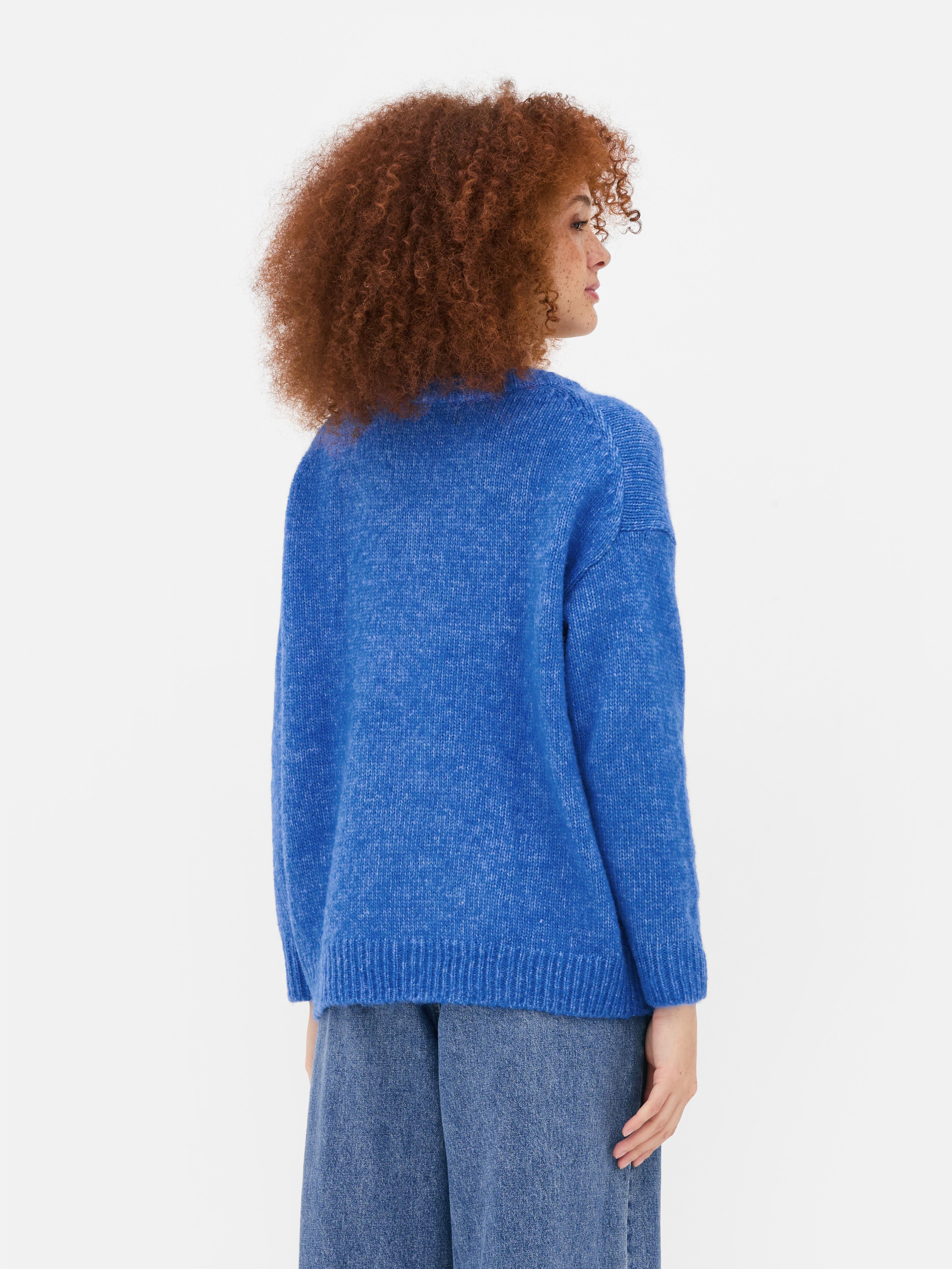 Locker geschnittener Pullover mit V-Ausschnitt, überschnittenen Schultern, gerippten Bündchen und angerauter Oberfläche