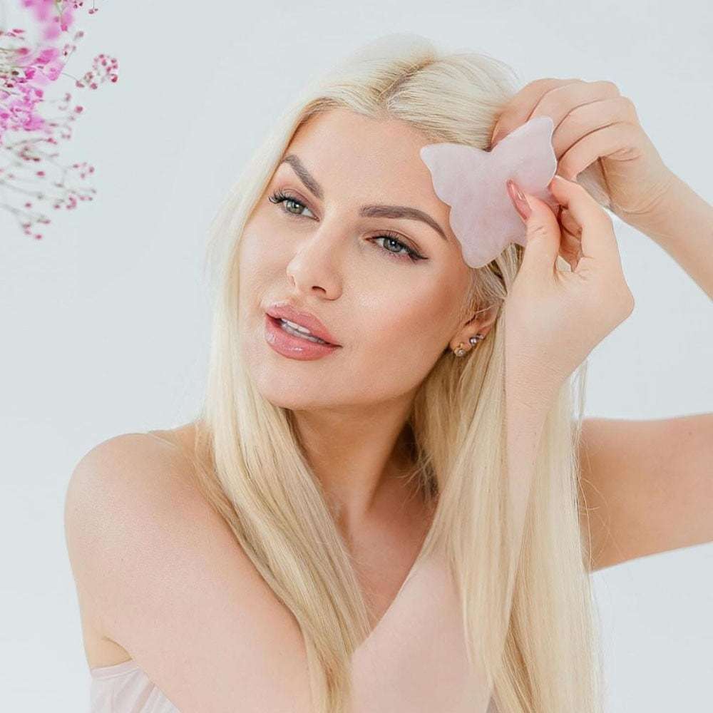 Crystallove masážny prístroj na tvár s motýľom a ružovým kremeňom Gua Sha - 1 kus