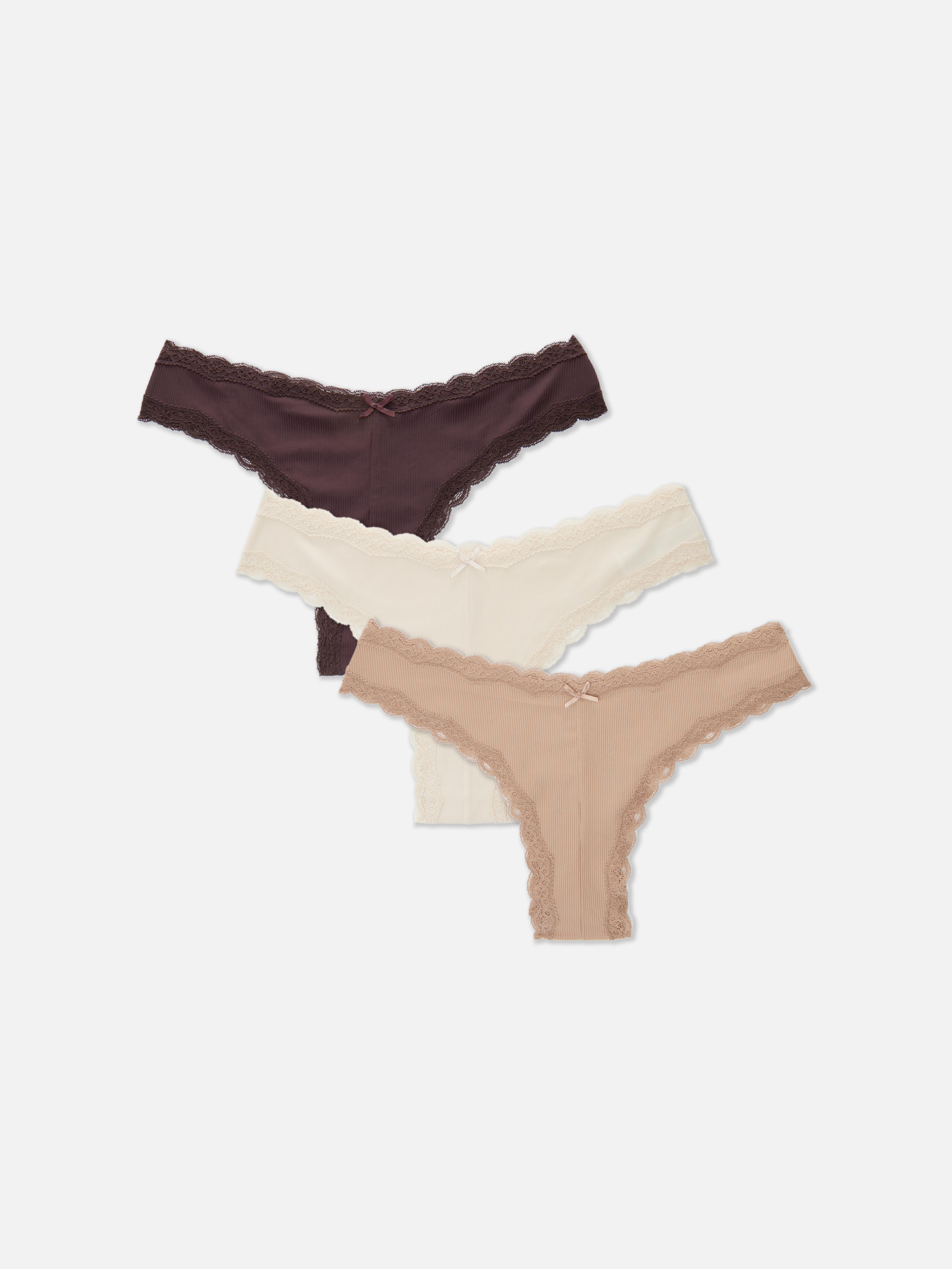 Gerippte brasilianische Slips, 3er-Set. Drei brasilianische Slips aus weichem Rippstrick mit dezenter Spitzenborte.