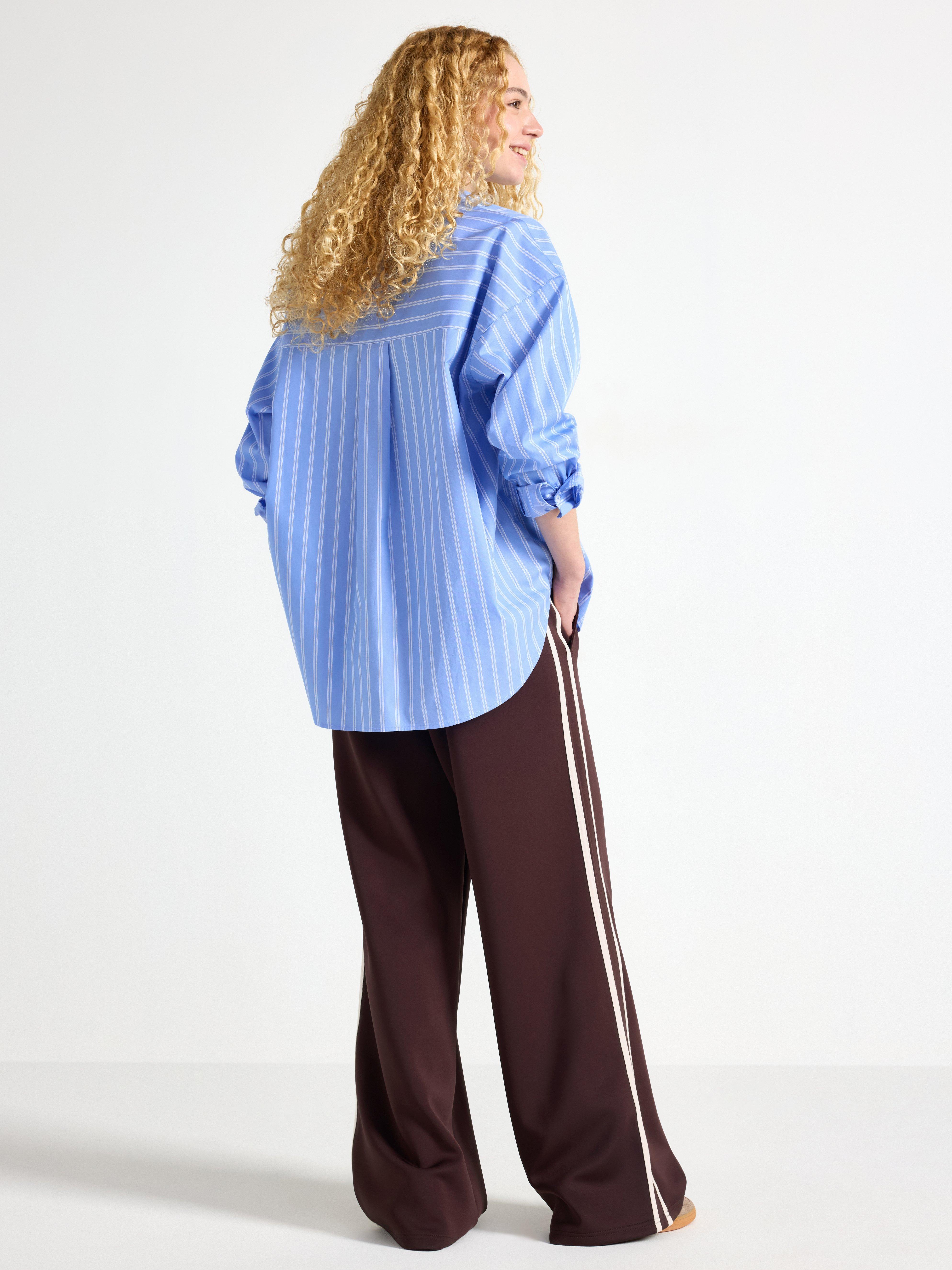 Pantalones de pierna ancha en punto color rojo oscuro empolvado.