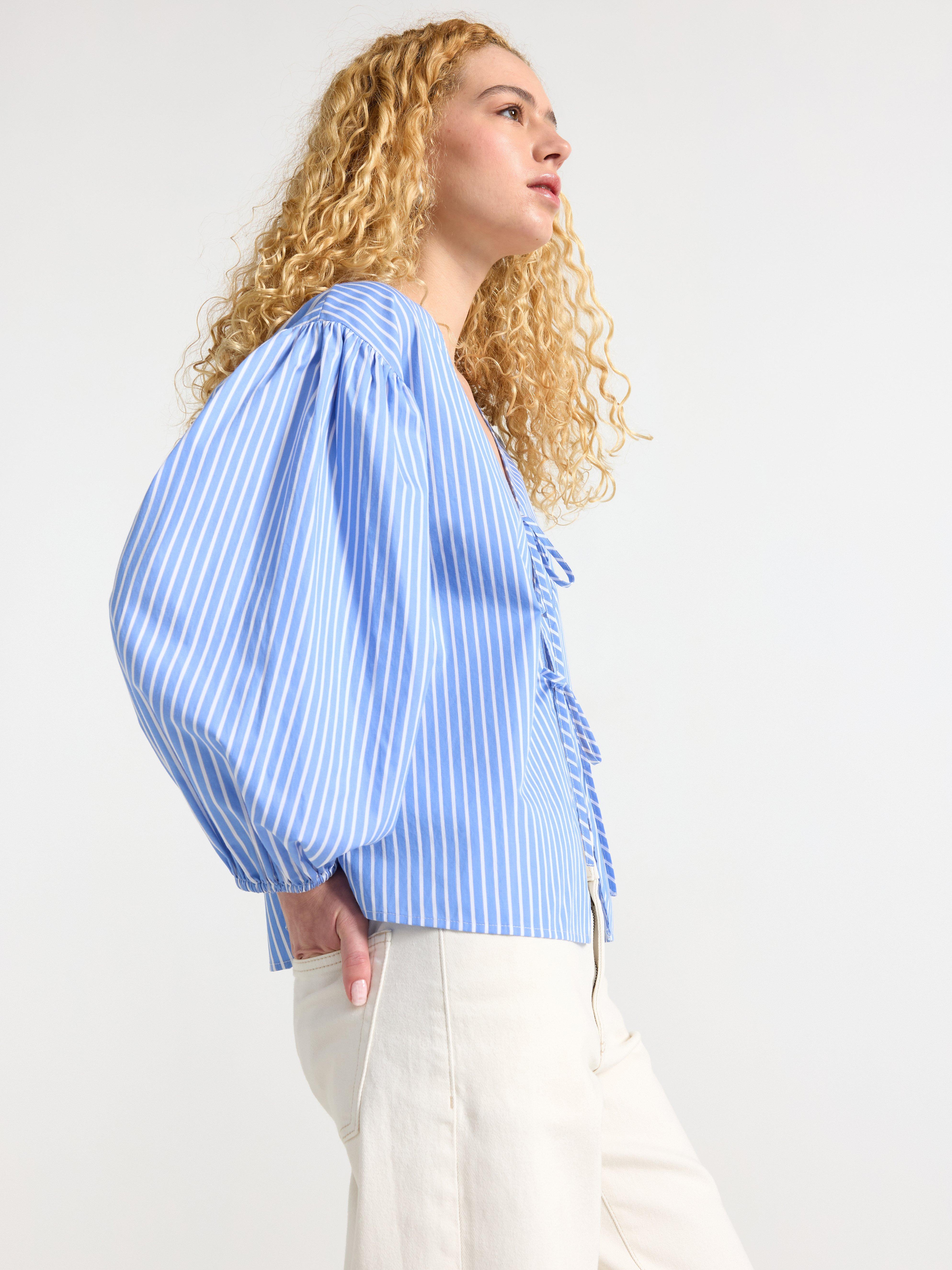 Blusa azul de manga larga