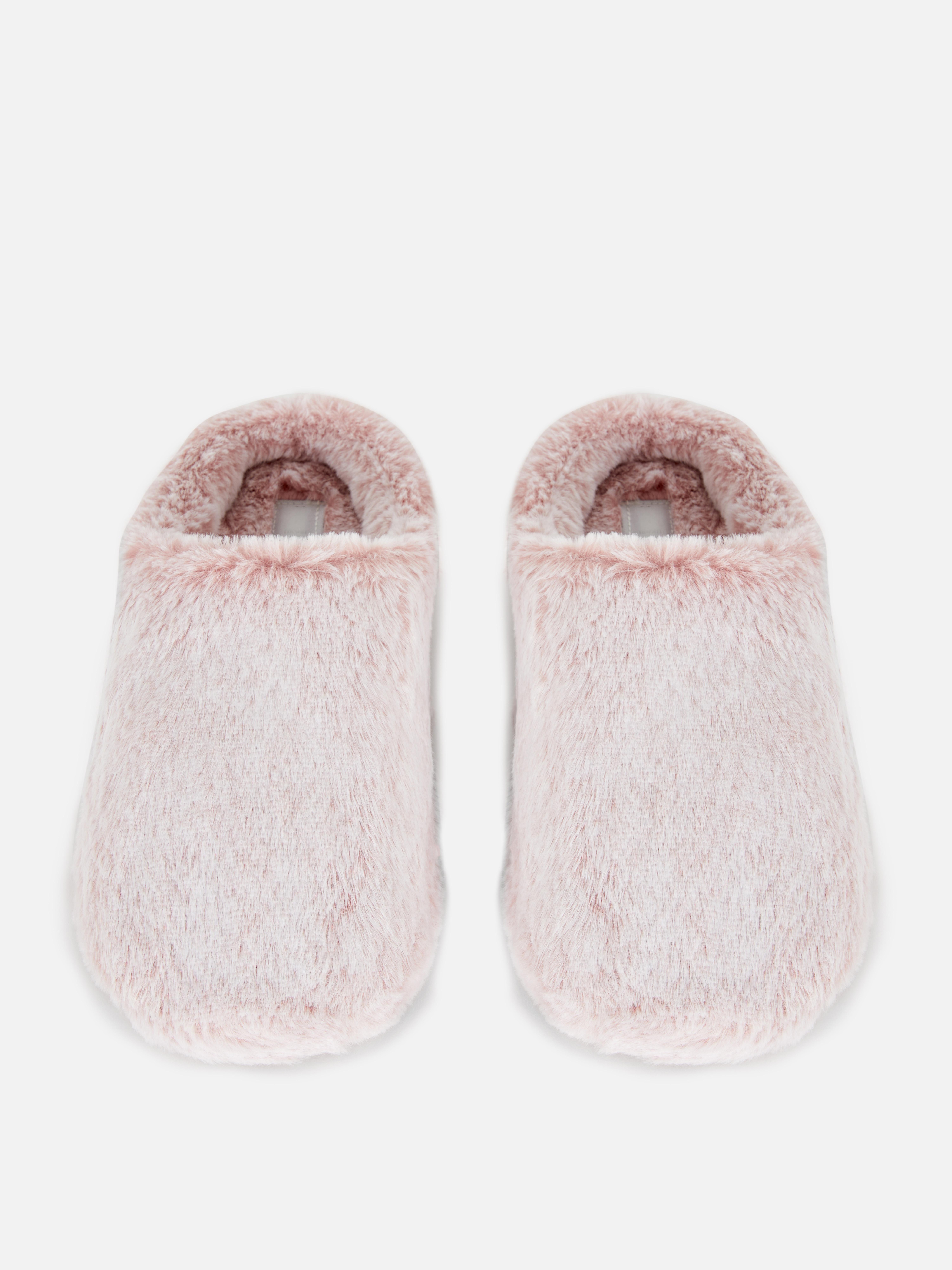 Papuci din blană artificială. Atingeți un nou nivel de confort cu aceste slip-ons pufoase.