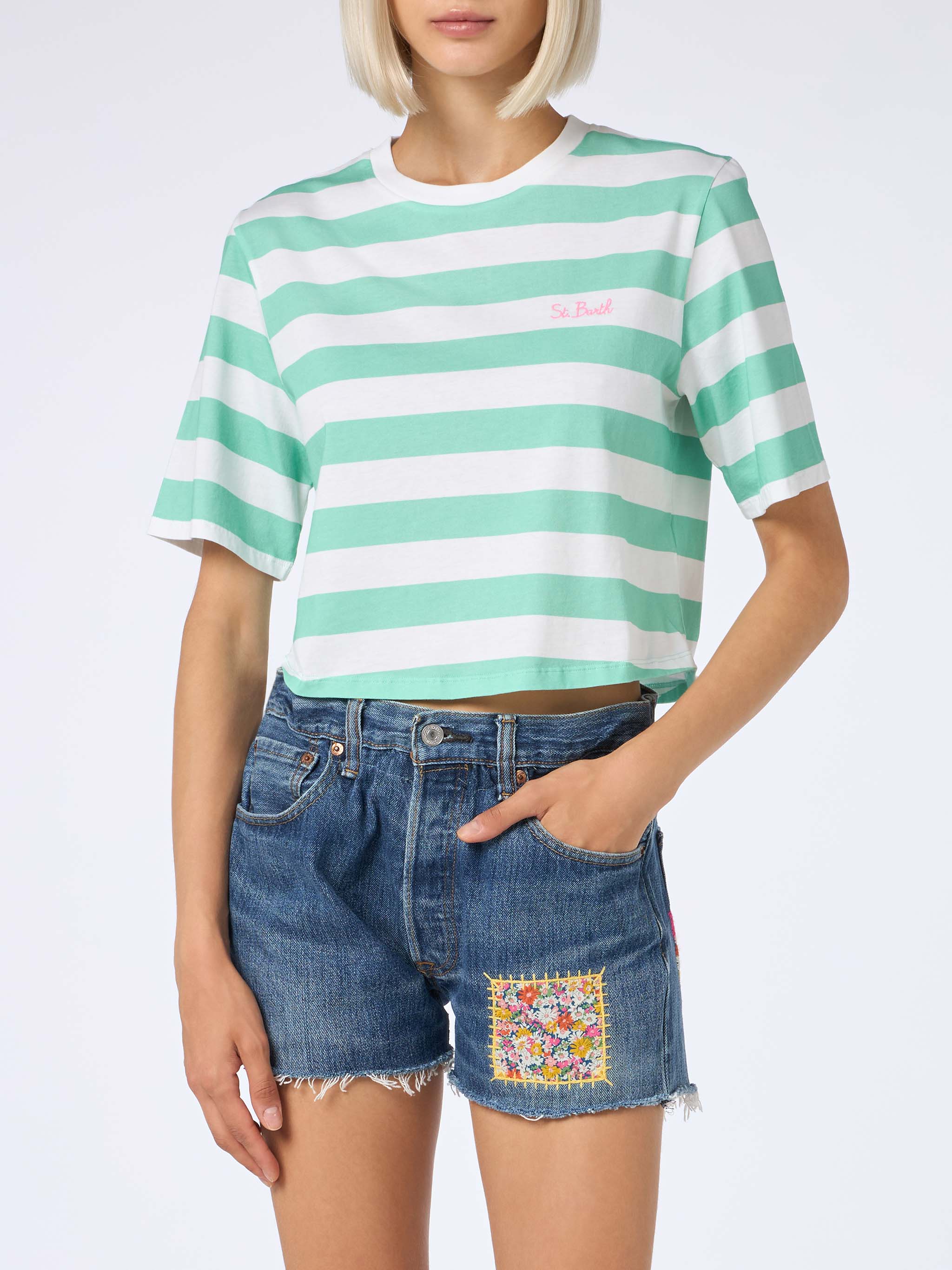 Dames cropped T-shirt met witte en aquamarijnkleurige strepen
