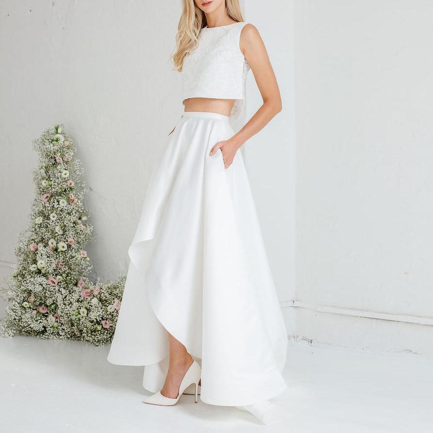 Jupe longue asymétrique en satin ivoire, style robe de mariée, idéale pour les bals de fin d'année. Confection sur mesure.
