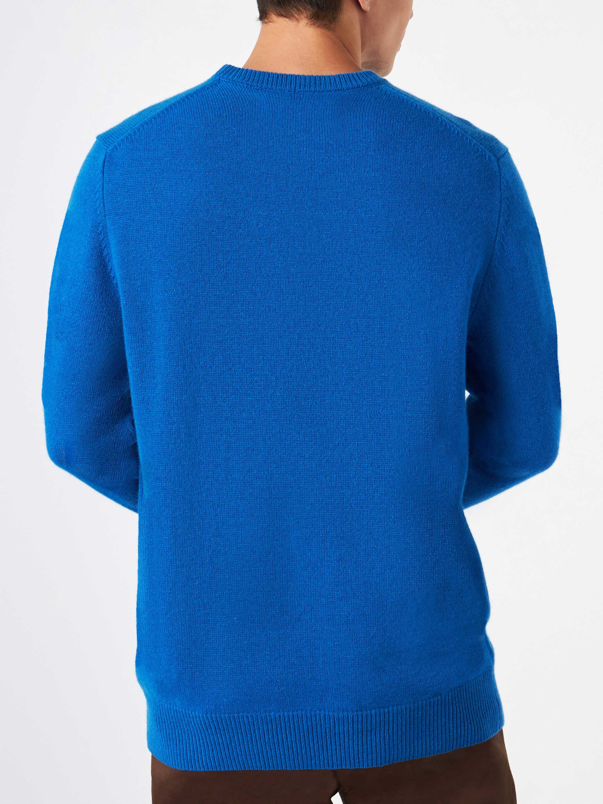 Blauer Herrenpullover mit Stickerei der Courma-Piraten.