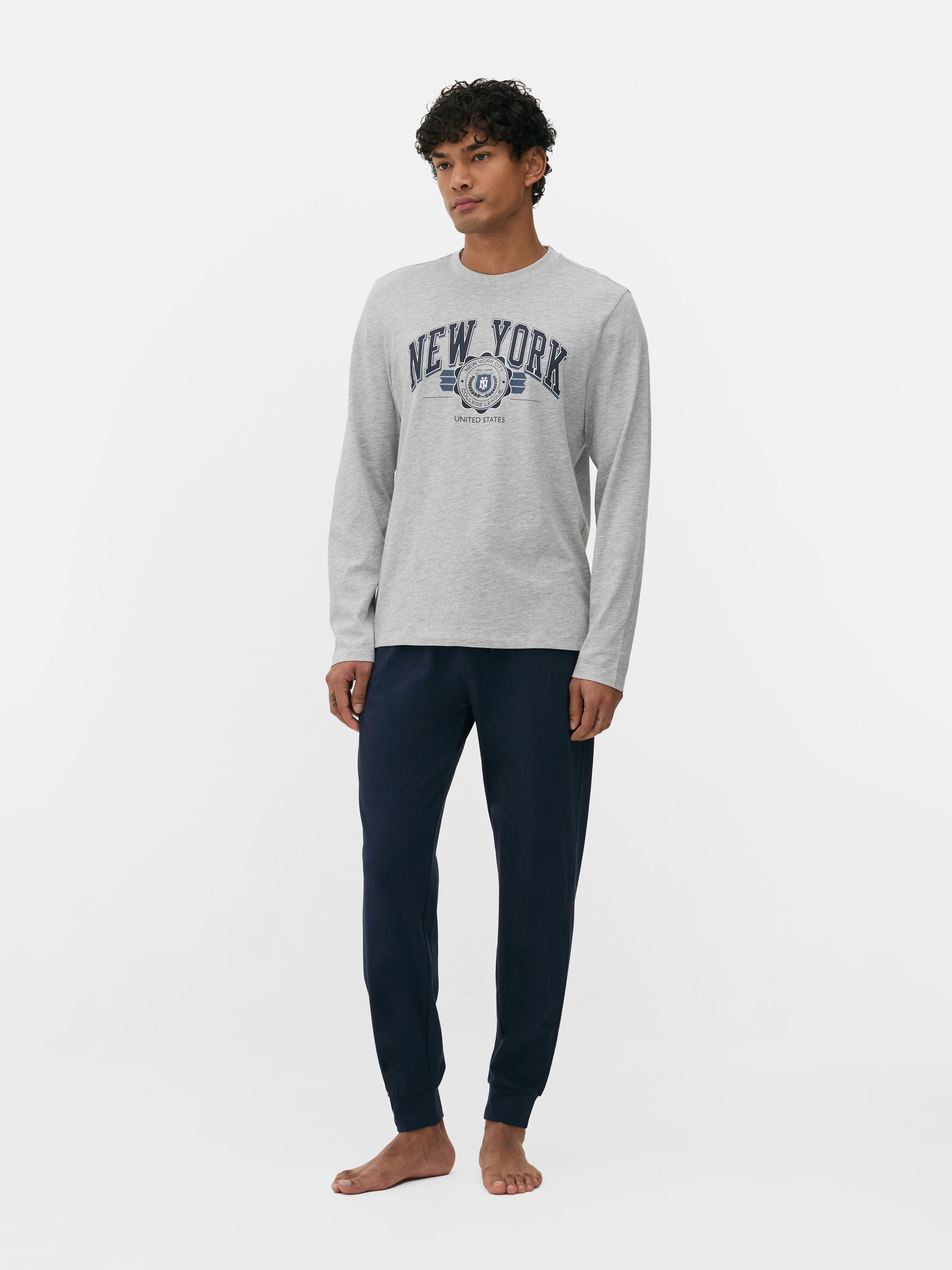 Pijamale din jerseu. Un set de pijamale cu un top cu logo-ul unui număr și pantaloni din jerseu asortați.