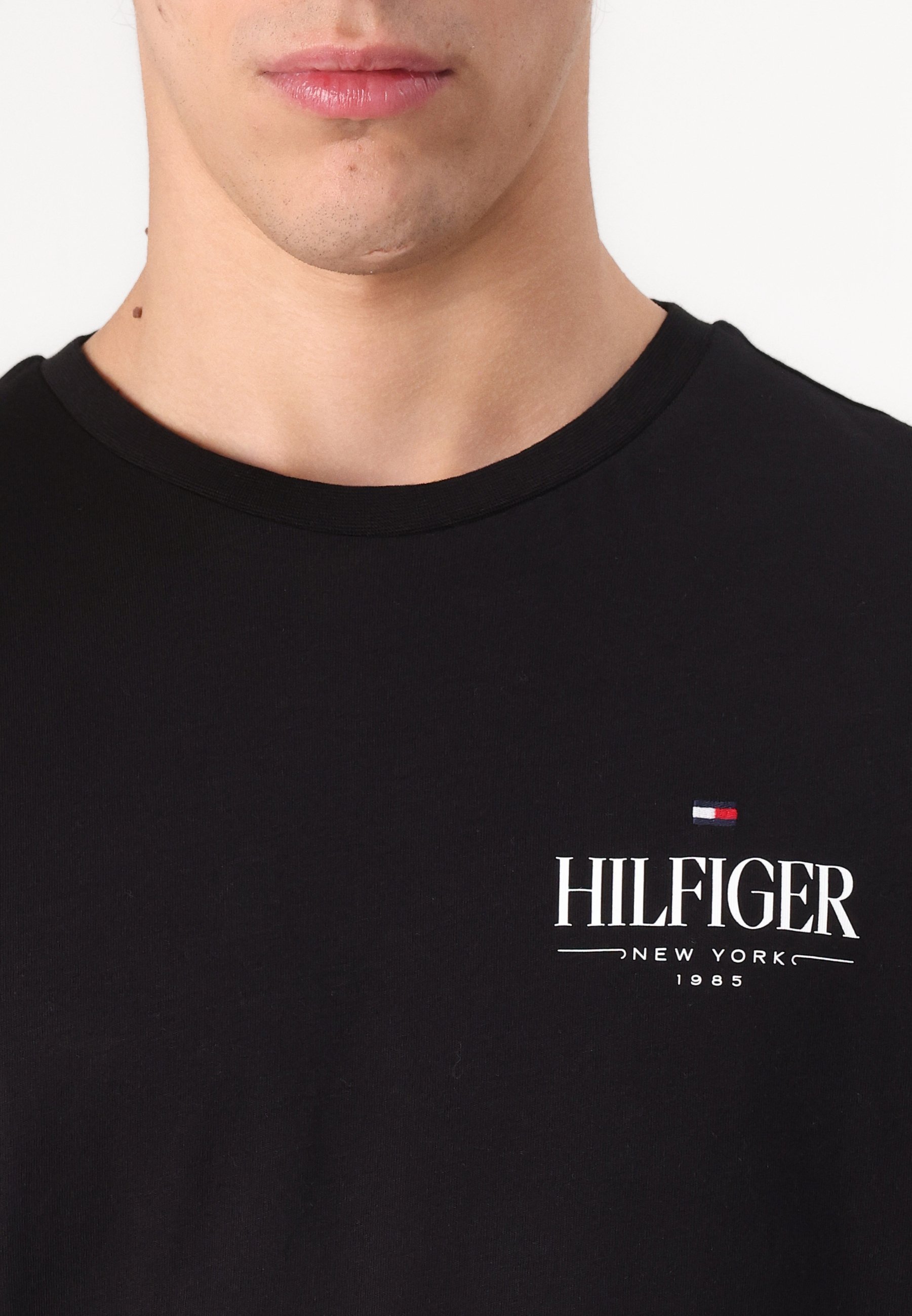 Tommy Hilfiger STACK TEE UNISEXE - T-shirt imprimé - noir