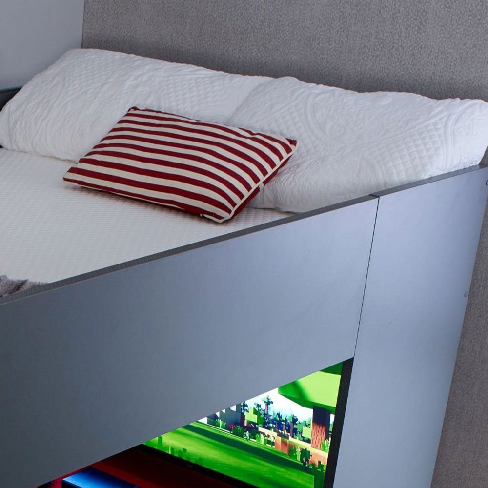 Letto a soppalco PodBed grigio e rosso, ideale per il gaming, con divano grigio.