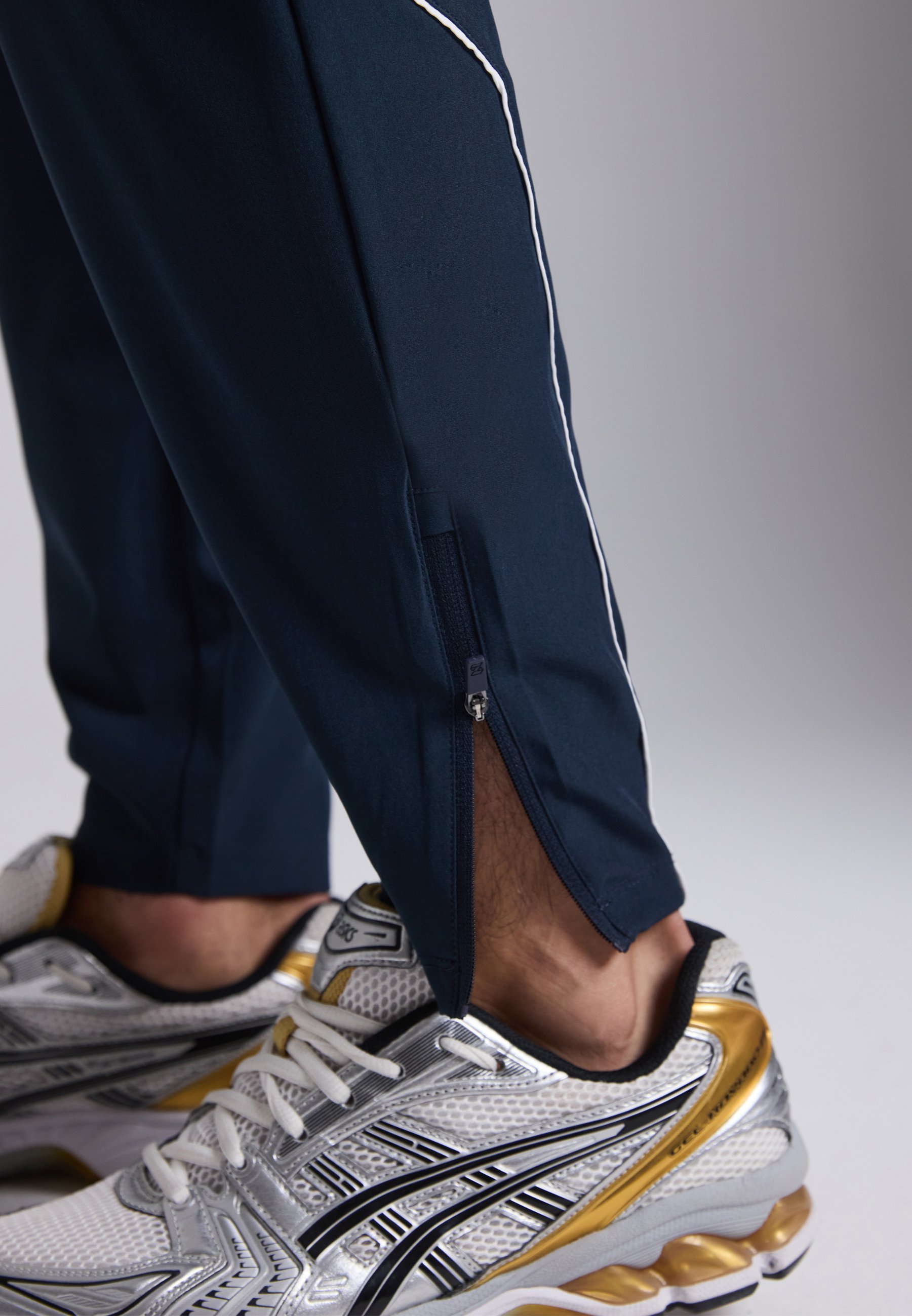 Pantaloni da tuta Pier One Sport slim fit con tasche e cerniera alla caviglia - blu scuro