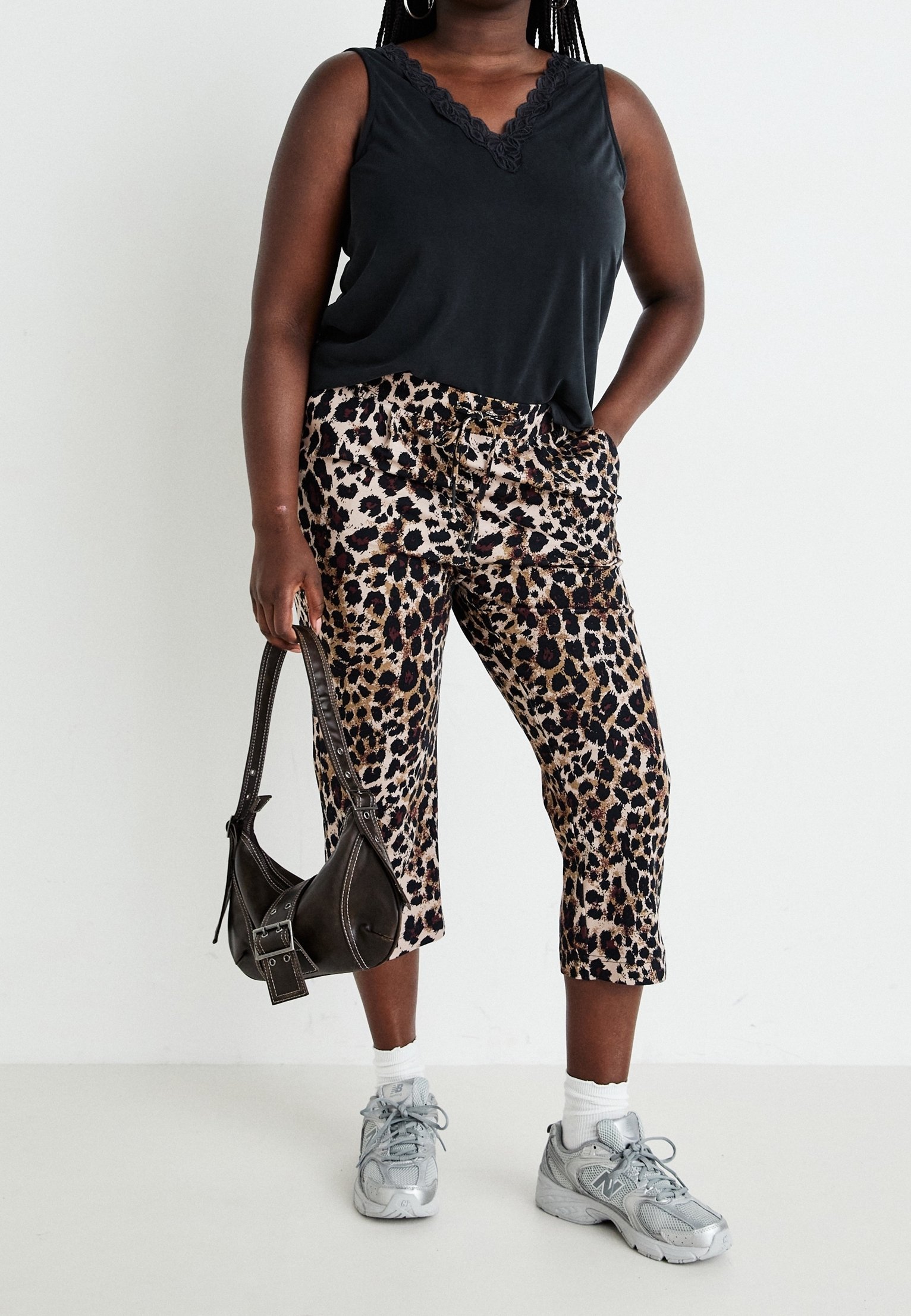 ALLEEN Carmakoma-broek - taupe