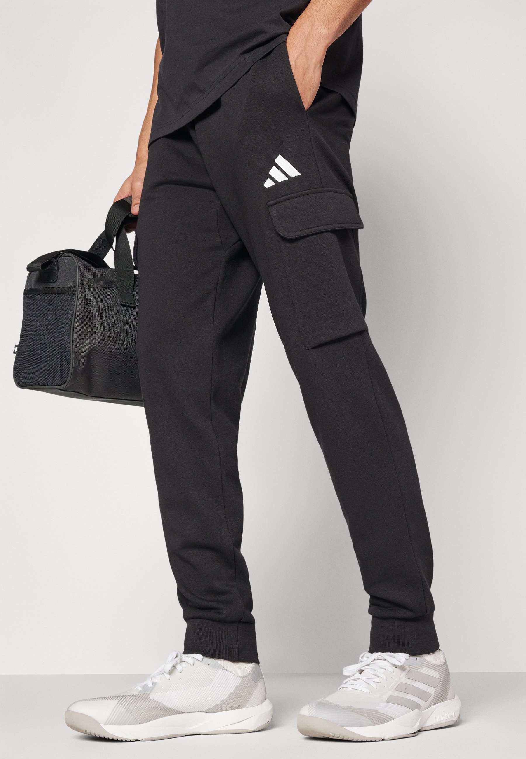 adidas Sportswear ESSENTIALS FEEL COZY CARGO - Pantaloni della tuta - nero/bianco