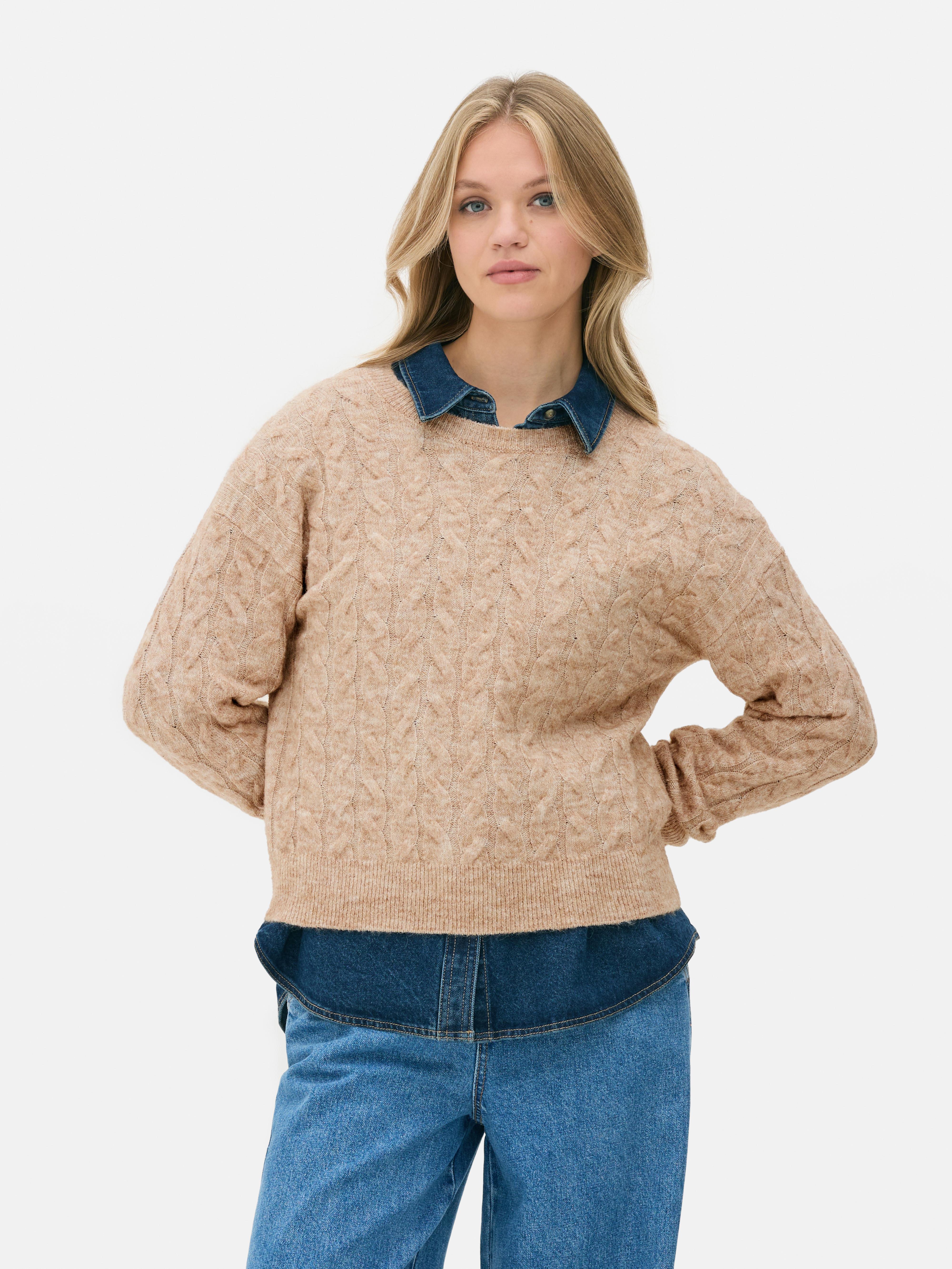 Zopfstrickpullover Ein Zopfstrickpullover mit Rundhalsausschnitt und klassischer Passform
