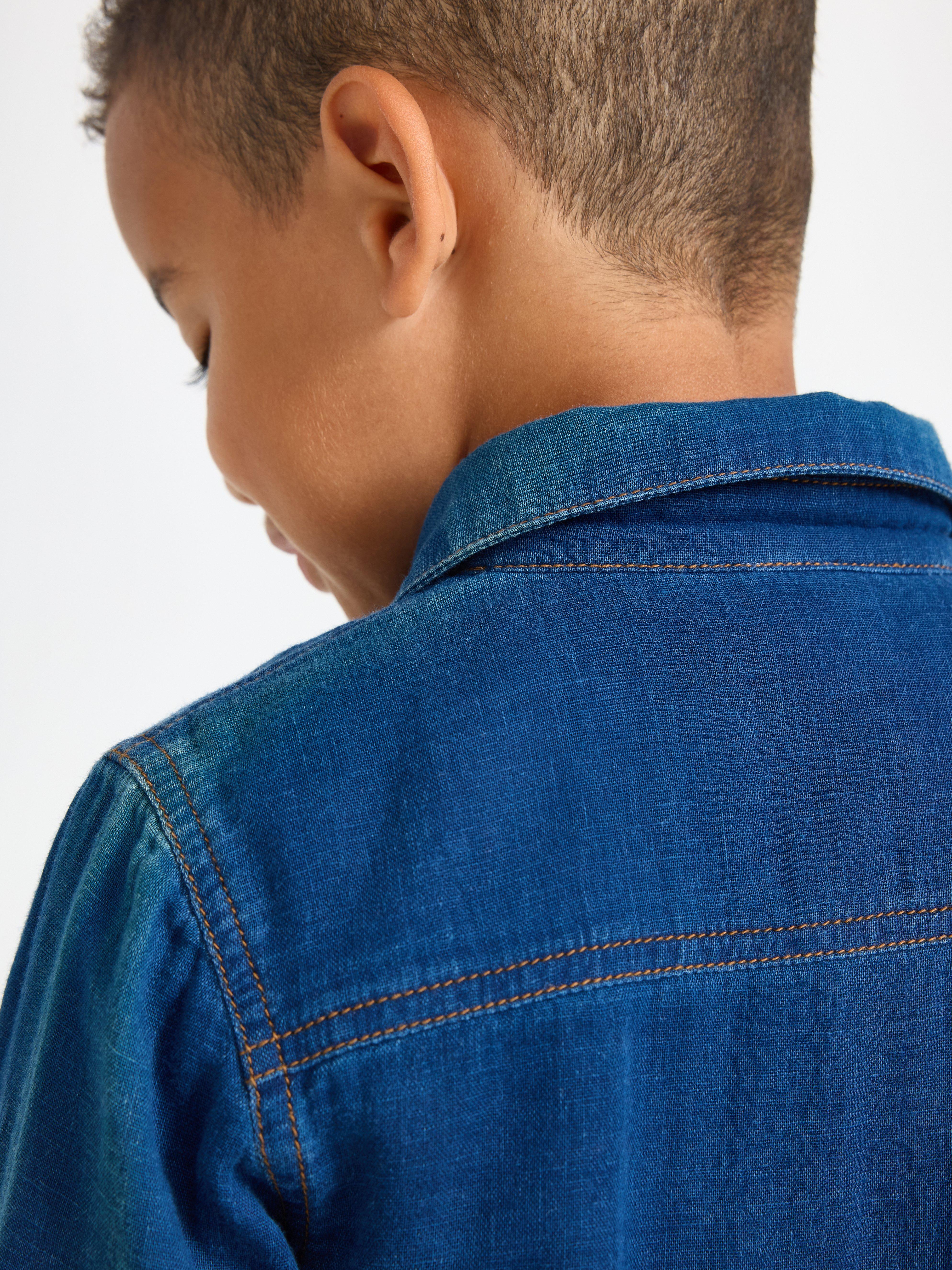 Camisa com efeito jeans, tamanho médio.