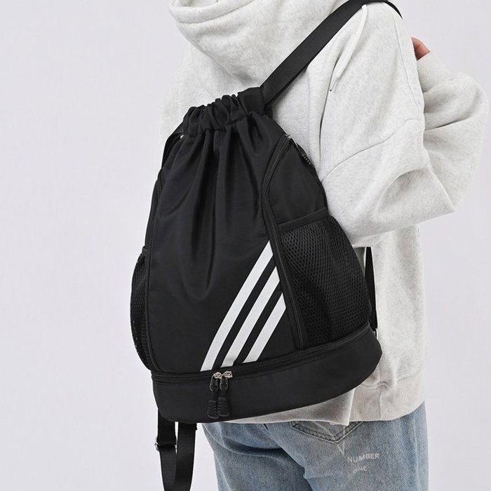 Mochila deportiva impermeable con cierre de cordón, compartimento para zapatos y bolsillos de malla para botellas de agua.