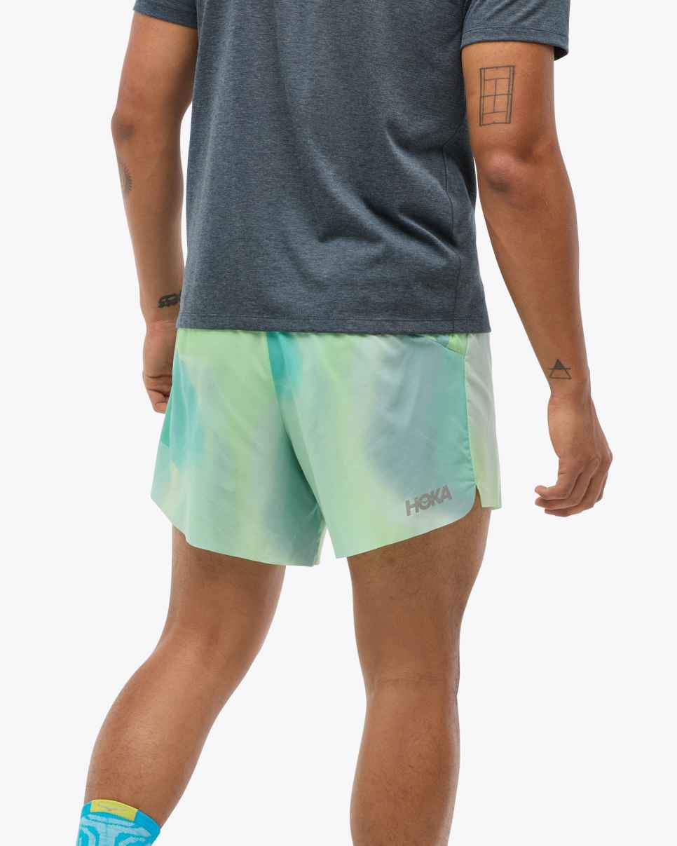 HOKA Glide 5-toners Short met een korte, frisse appelmist.