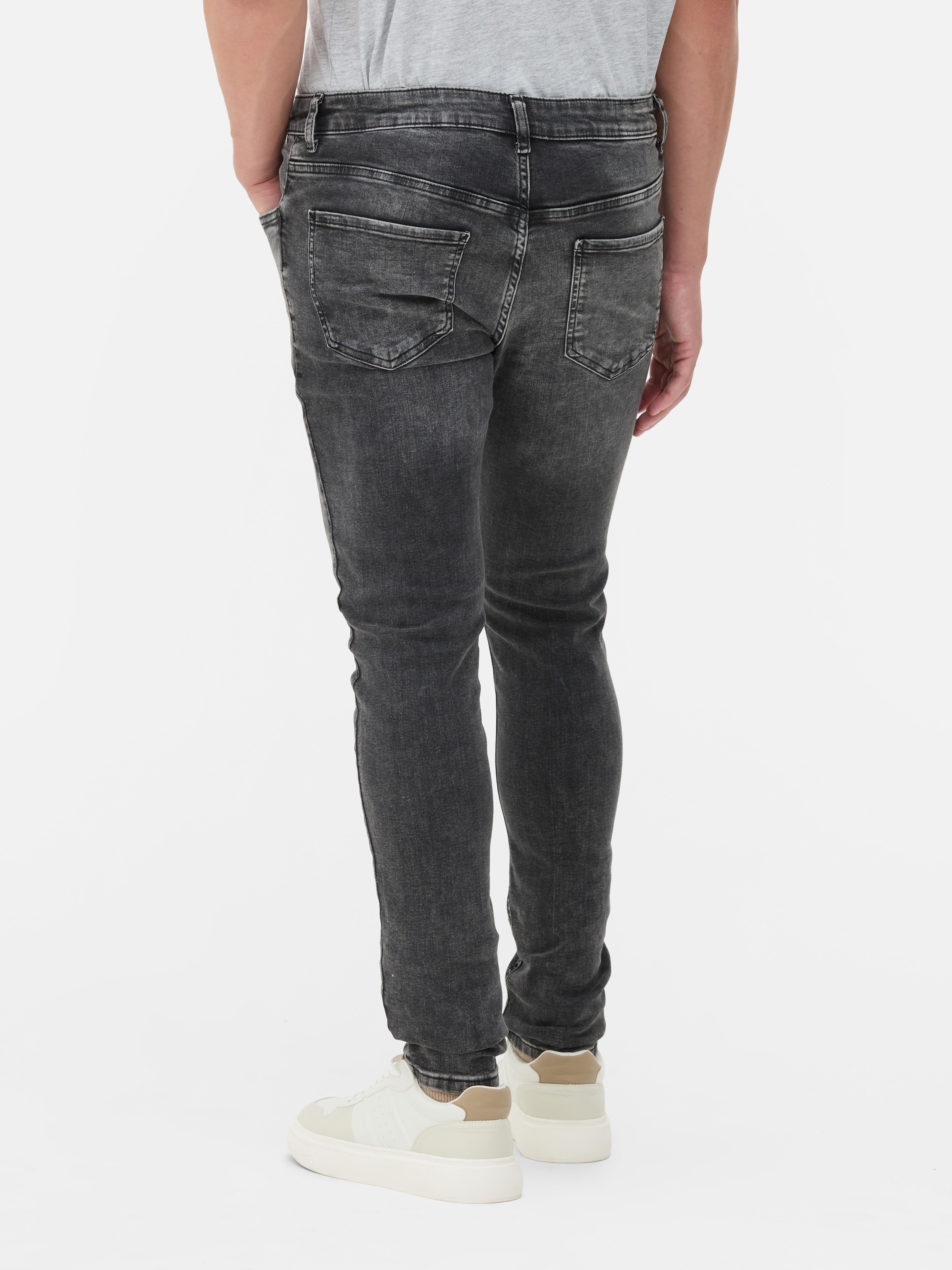 Blugi elastici, slim fit. Blugi mulați cu închidere cu nasturi, cinci buzunare și găici pentru curea.