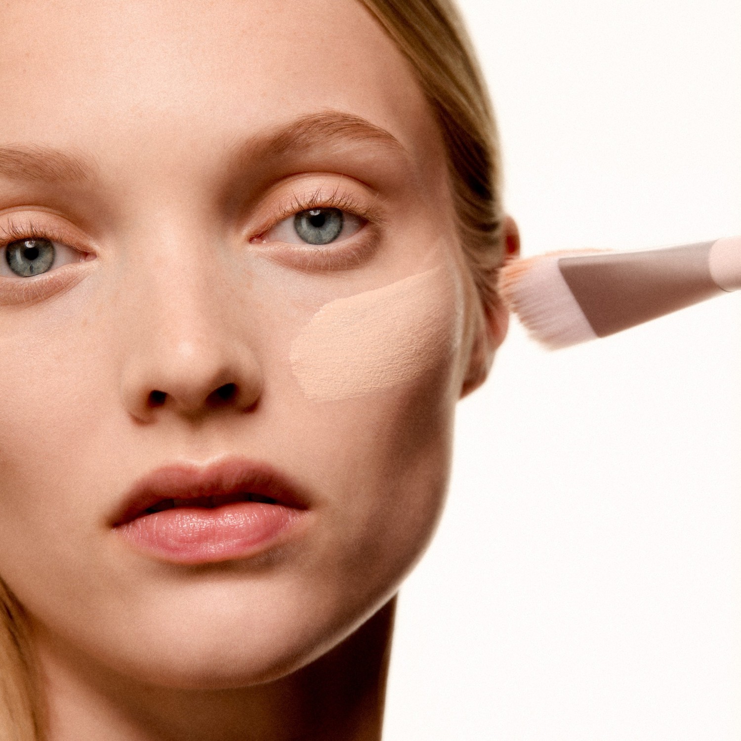 Štetec na podkladovú bázu KYLIE COSMETICS, štetec na odtieň pleti Kylie Cosmetics 03 – 1 kus