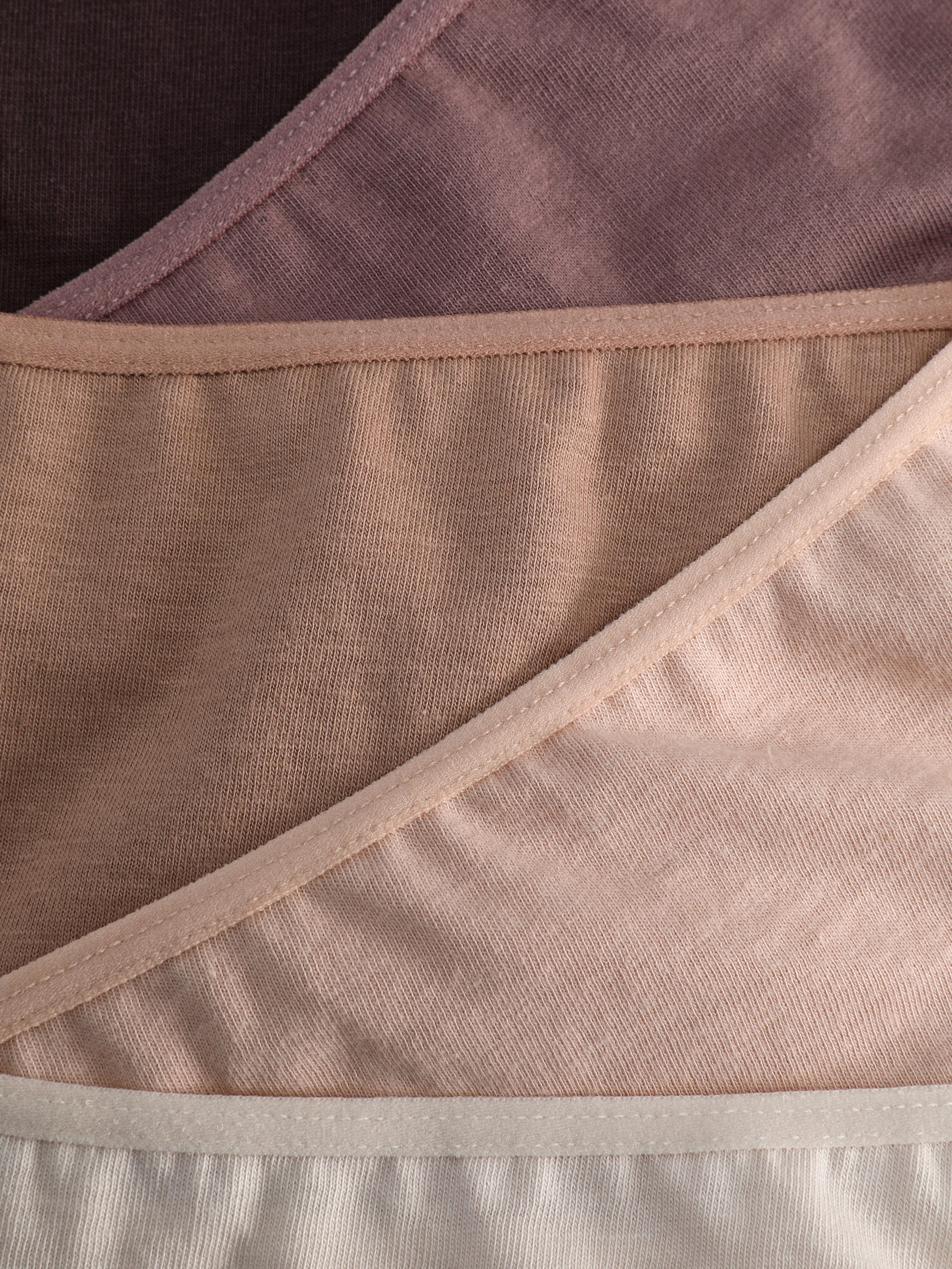 Neutrale brasilianische Slips, 5er-Set. Ein superweicher brasilianischer Slip in verschiedenen neutralen Farbtönen.