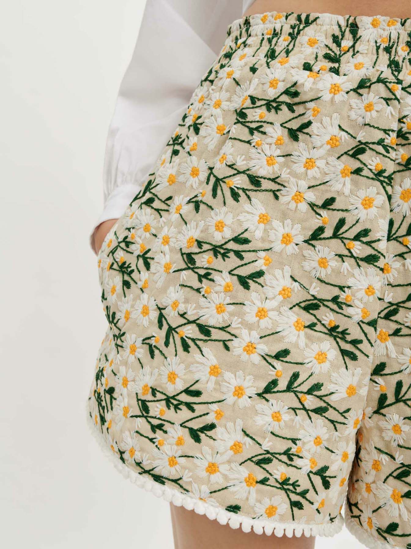 Pantaloni scurți cu flori brodate - Alb-gălbui