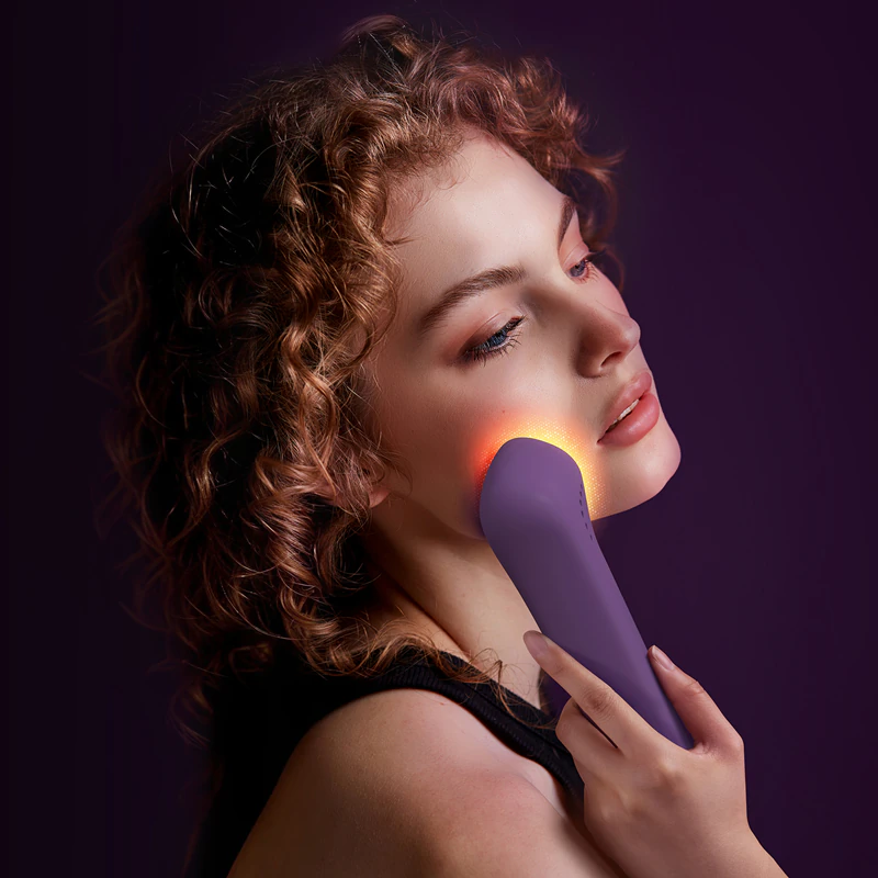FOREO FAQ™ 501 Dispositivo para suavização e redução de rugas com luz LED vermelha