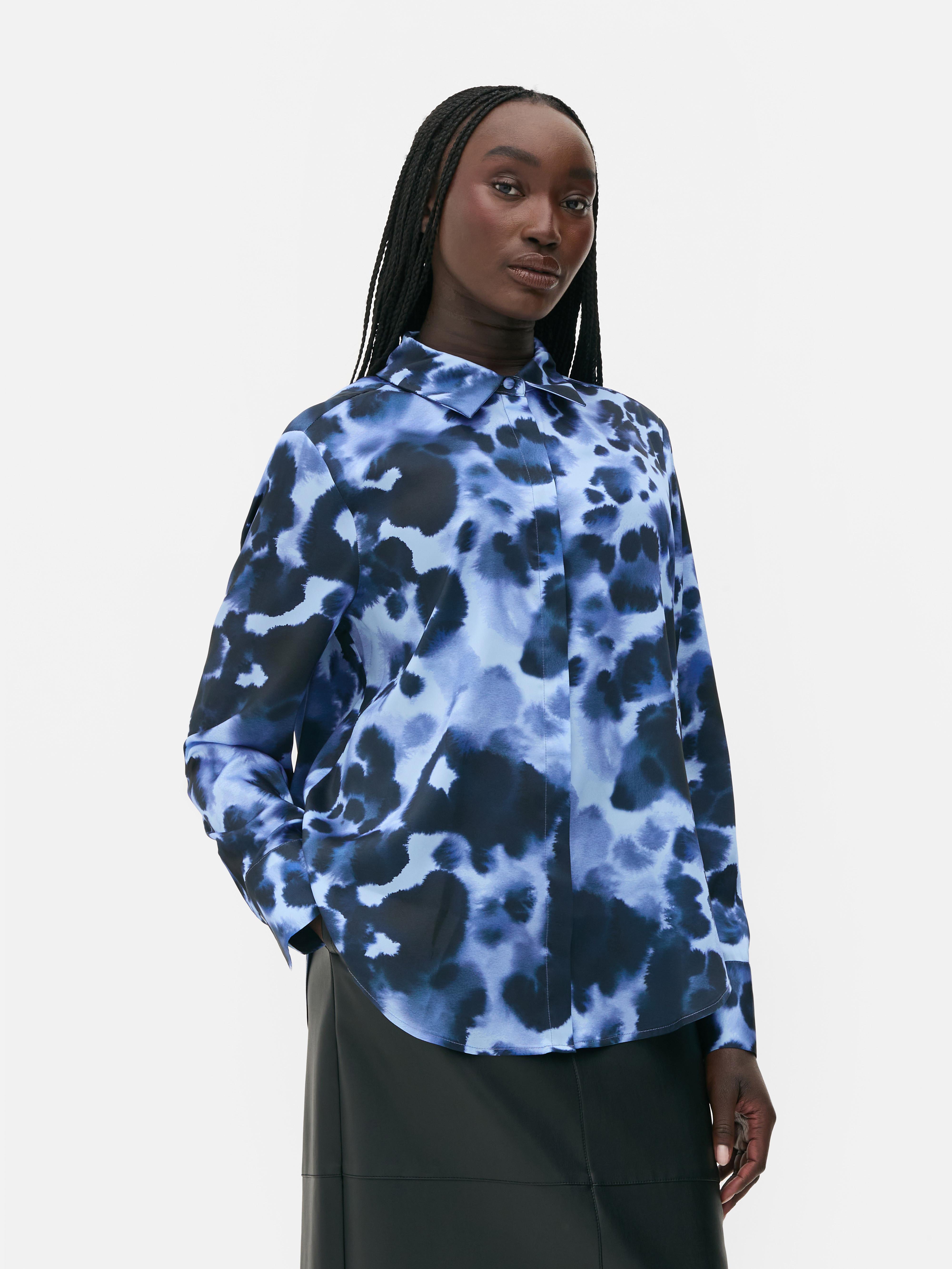 Cămașă cu imprimeu tie-dye The Edit O cămașă cu guler clasic, închidere frontală ascunsă, imprimeu integral și tiv rotunjit