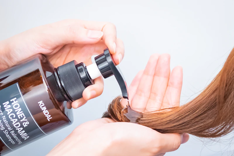 Shampoo natural KUNDAL com mel e almíscar branco de macadâmia para cabelos secos e danificados.